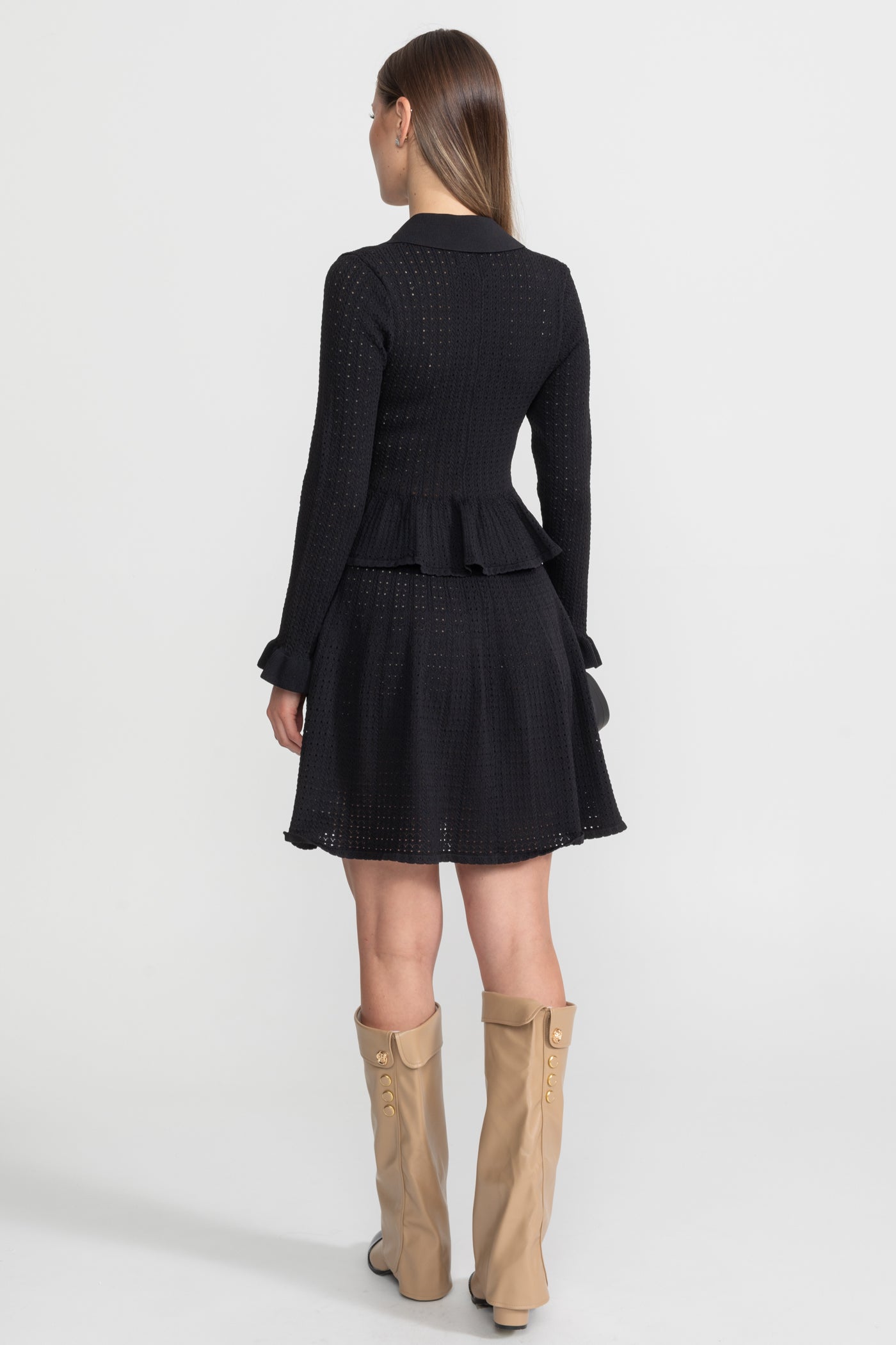 Robe Mini en Maille avec Taille à Basque et Détail Bouton Doré - Noir