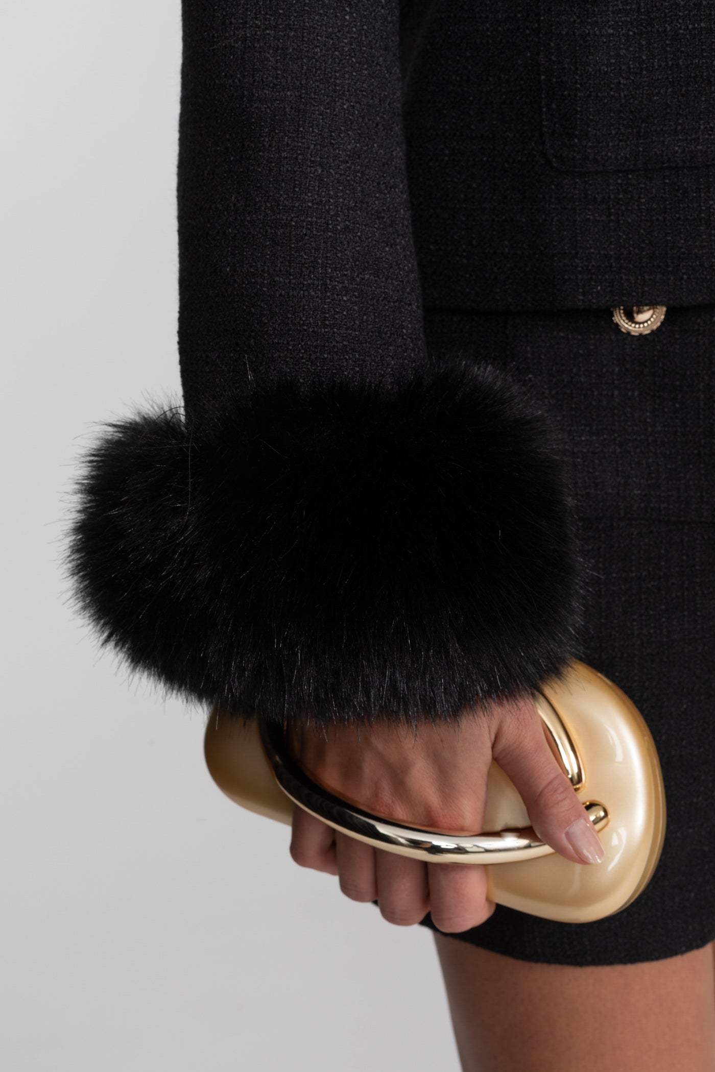 Blazer en tweed avec poignets en fausse fourrure et boutons dorés – Noir