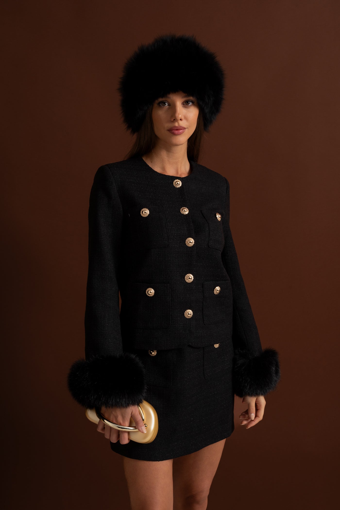 Blazer en tweed avec poignets en fausse fourrure et boutons dorés – Noir