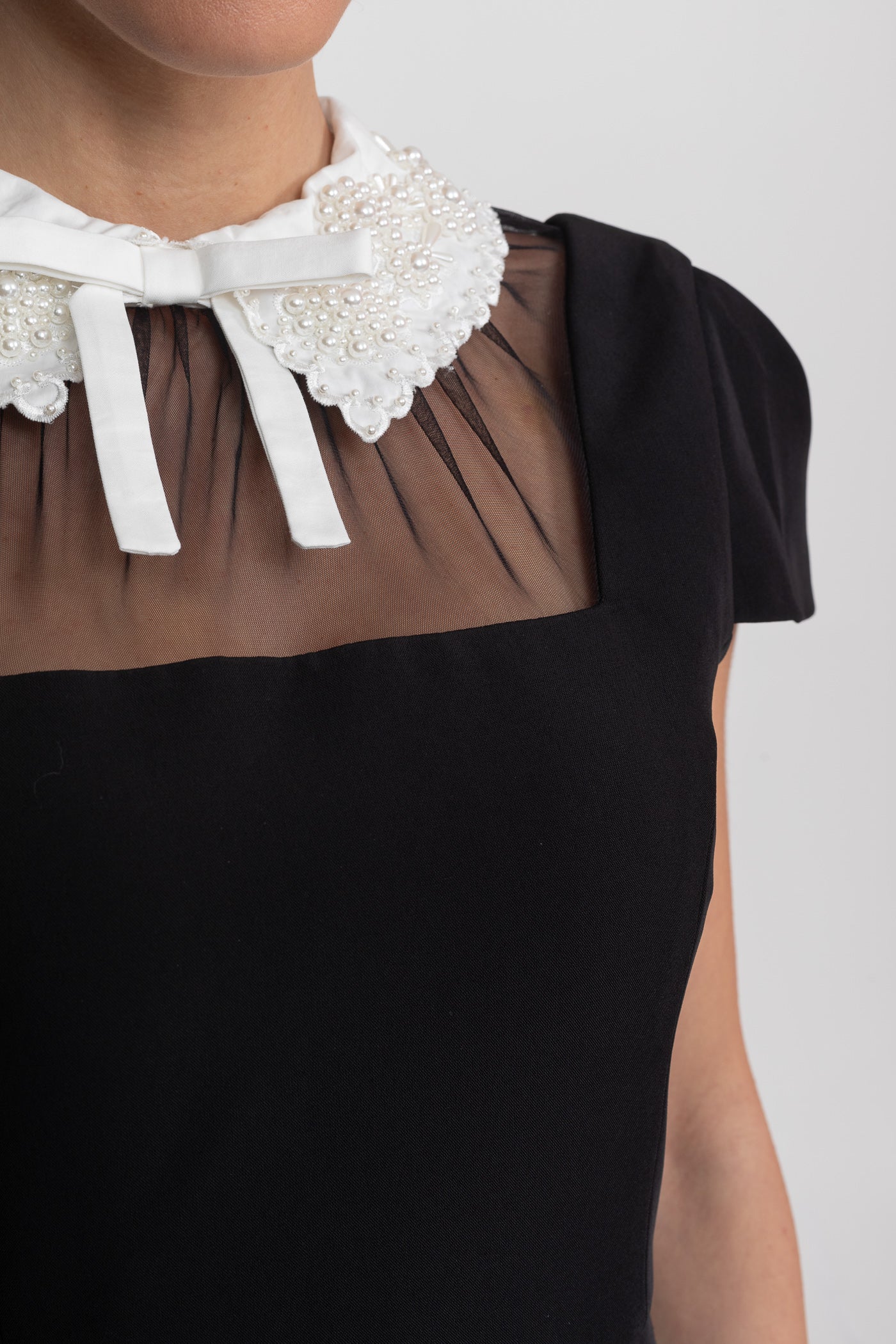 Robe Midi à Manches Courtes avec Détail de Col en Dentelle et Nœud - Noir
