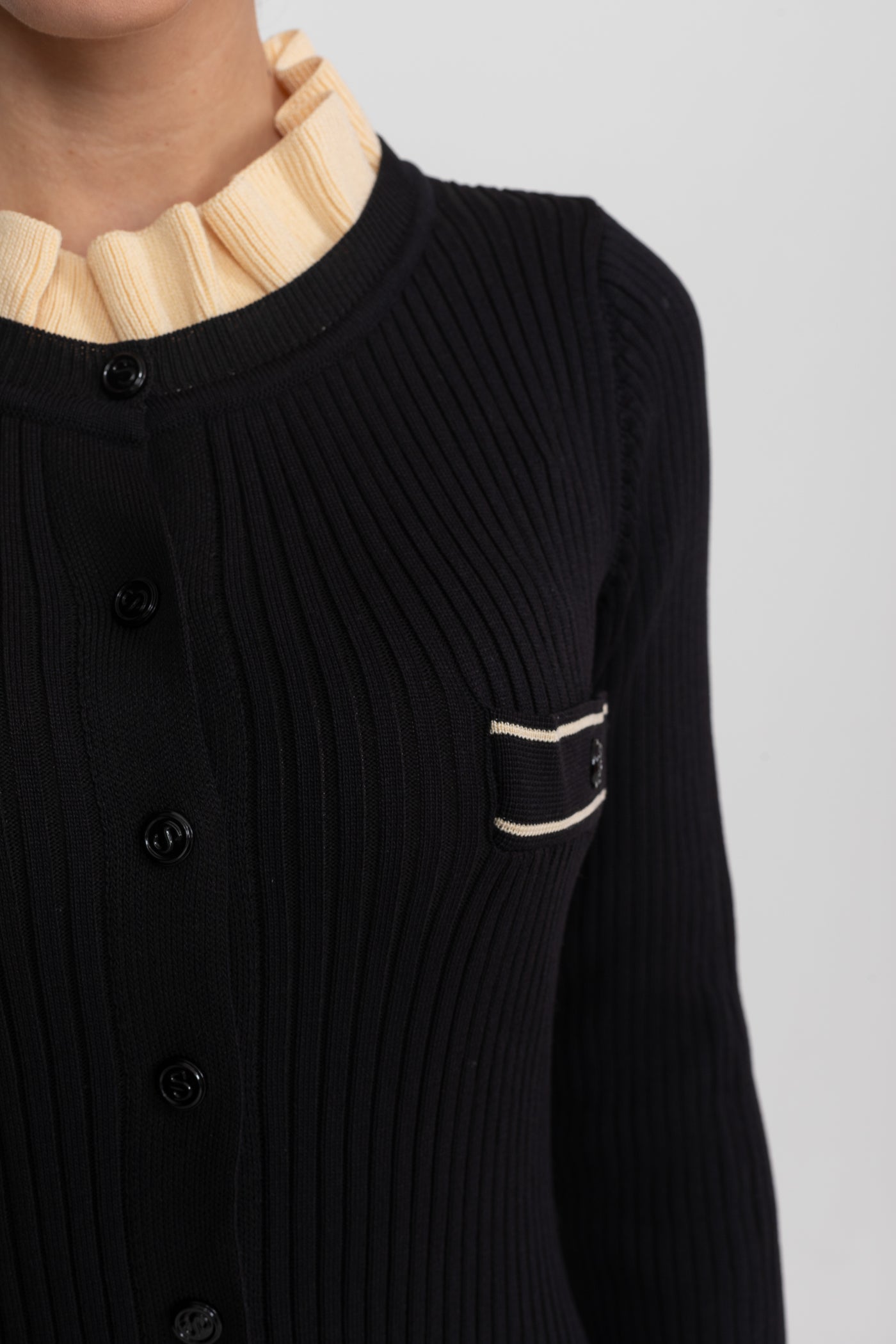 Robe midi à manches longues avec patte de boutonnage frontale et bordure de poche contrastée - Noir