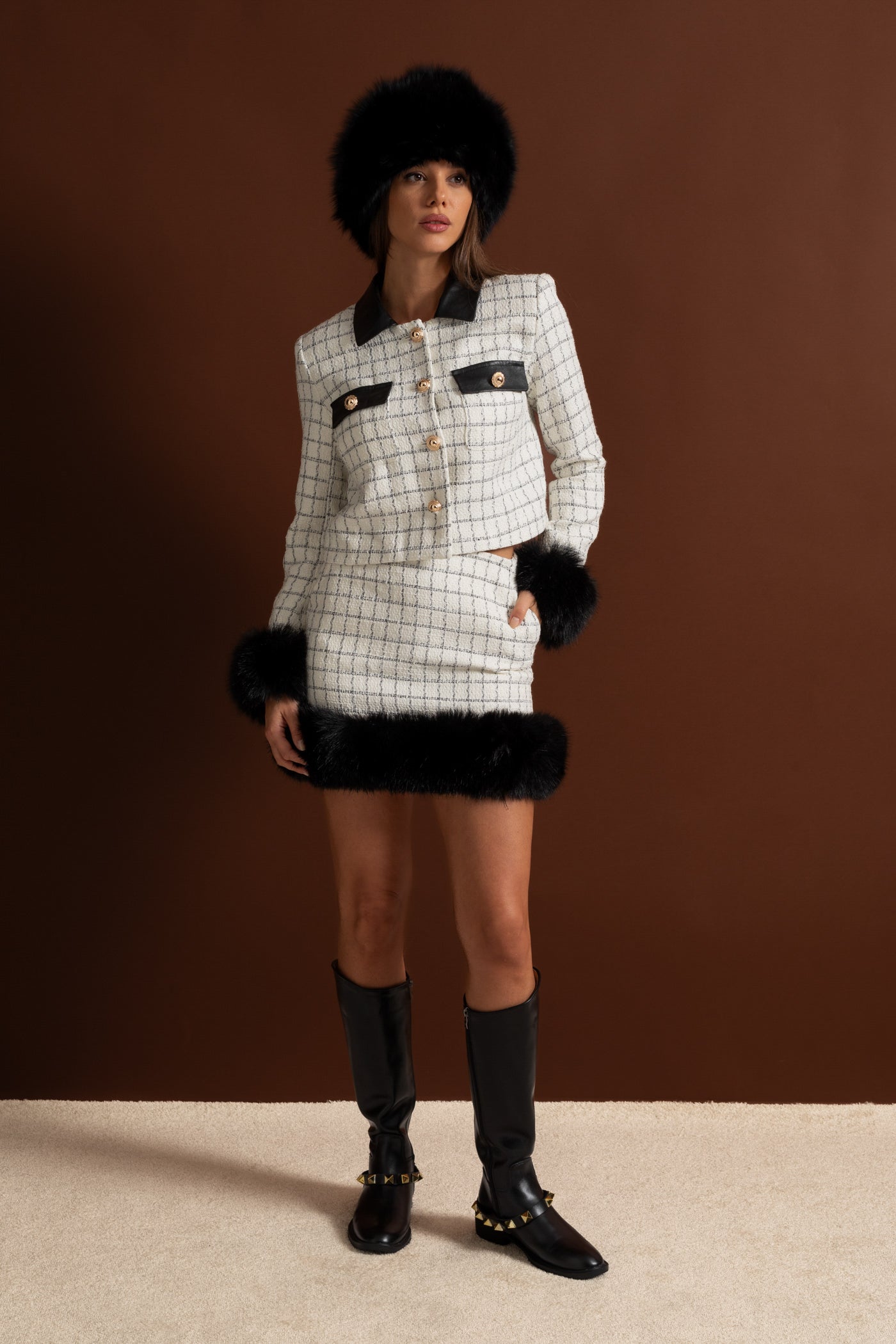 Ensemble coordonné en tweed avec bordure en fausse fourrure et détails en cuir contrasté – blanc et noir