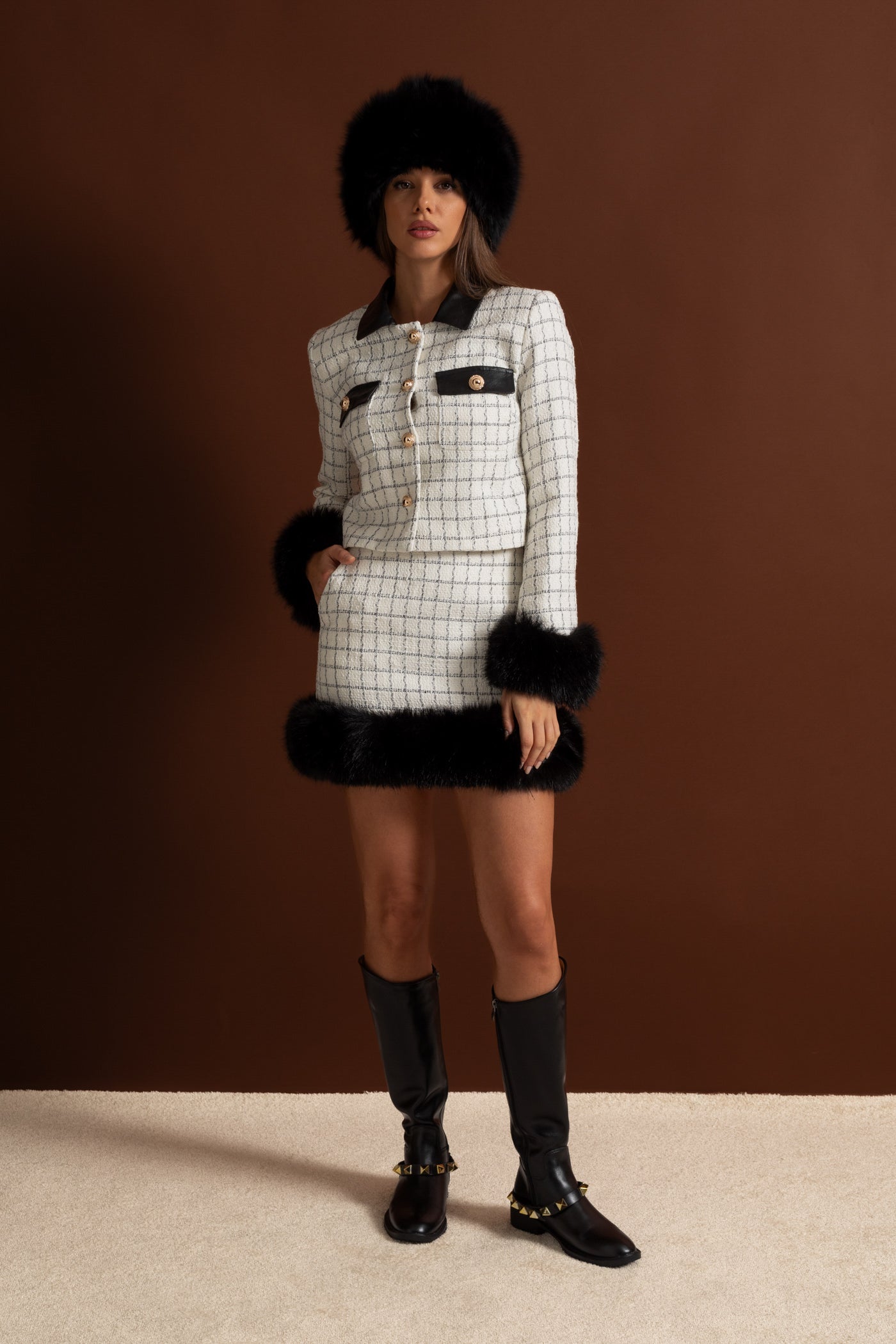 Ensemble coordonné en tweed avec bordure en fausse fourrure et détails en cuir contrasté – blanc et noir