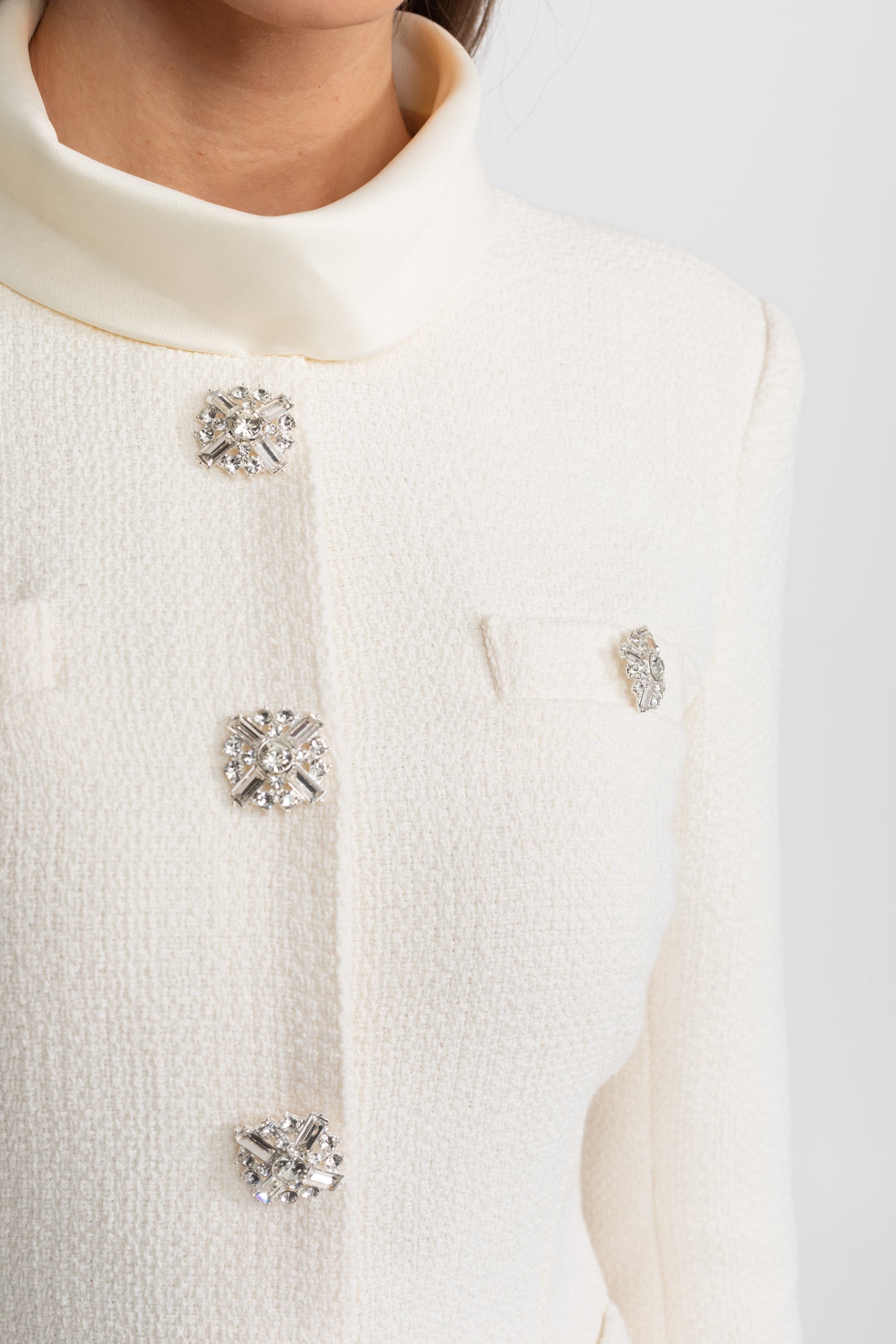 Robe Mini Texturée avec Ornements Boutons en Cristal – Ivoire