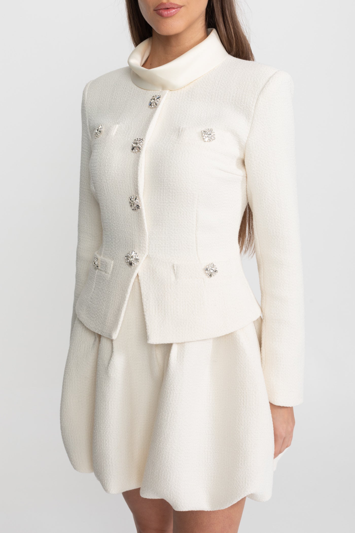Robe Mini Texturée avec Ornements Boutons en Cristal – Ivoire