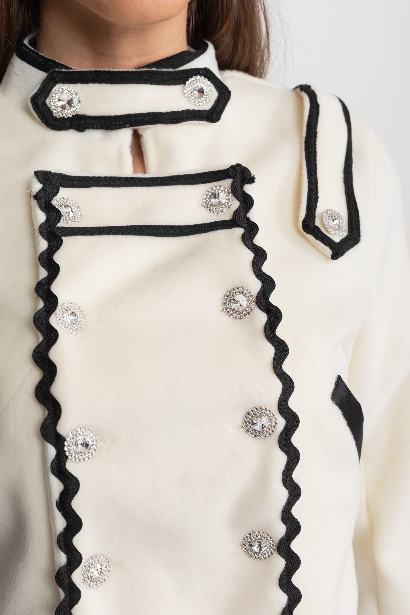 Ensemble coordonné structuré avec bordure contrastée et boutons en cristal – Ivoire