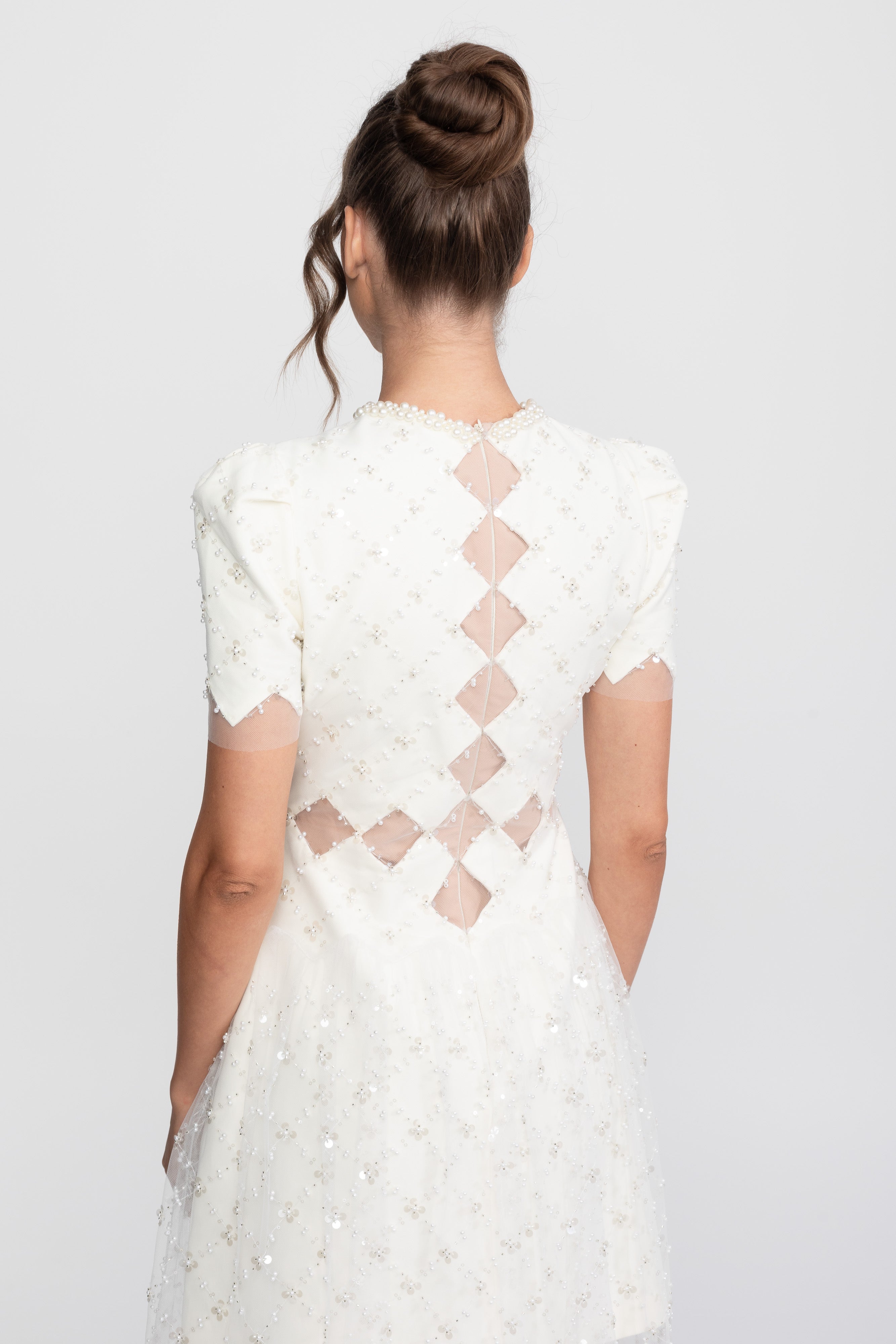 Robe perlée à découpes en diamant avec bordure en perles - Blanc