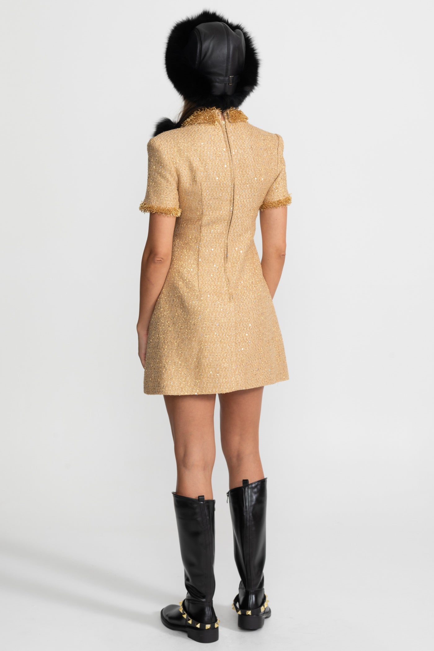 Robe Mini en Tweed à Manches Courtes avec Bordure à Franges Métalliques – Or