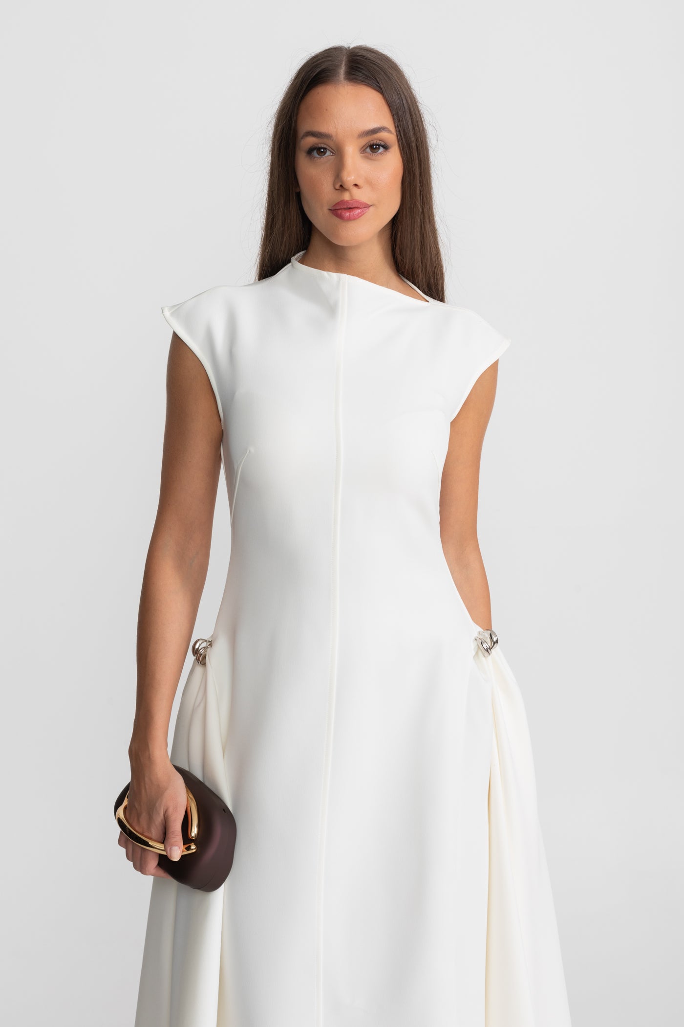 Robe Midi Structurée avec Ourlet Asymétrique et Détails en Anneau Métallique - Blanc