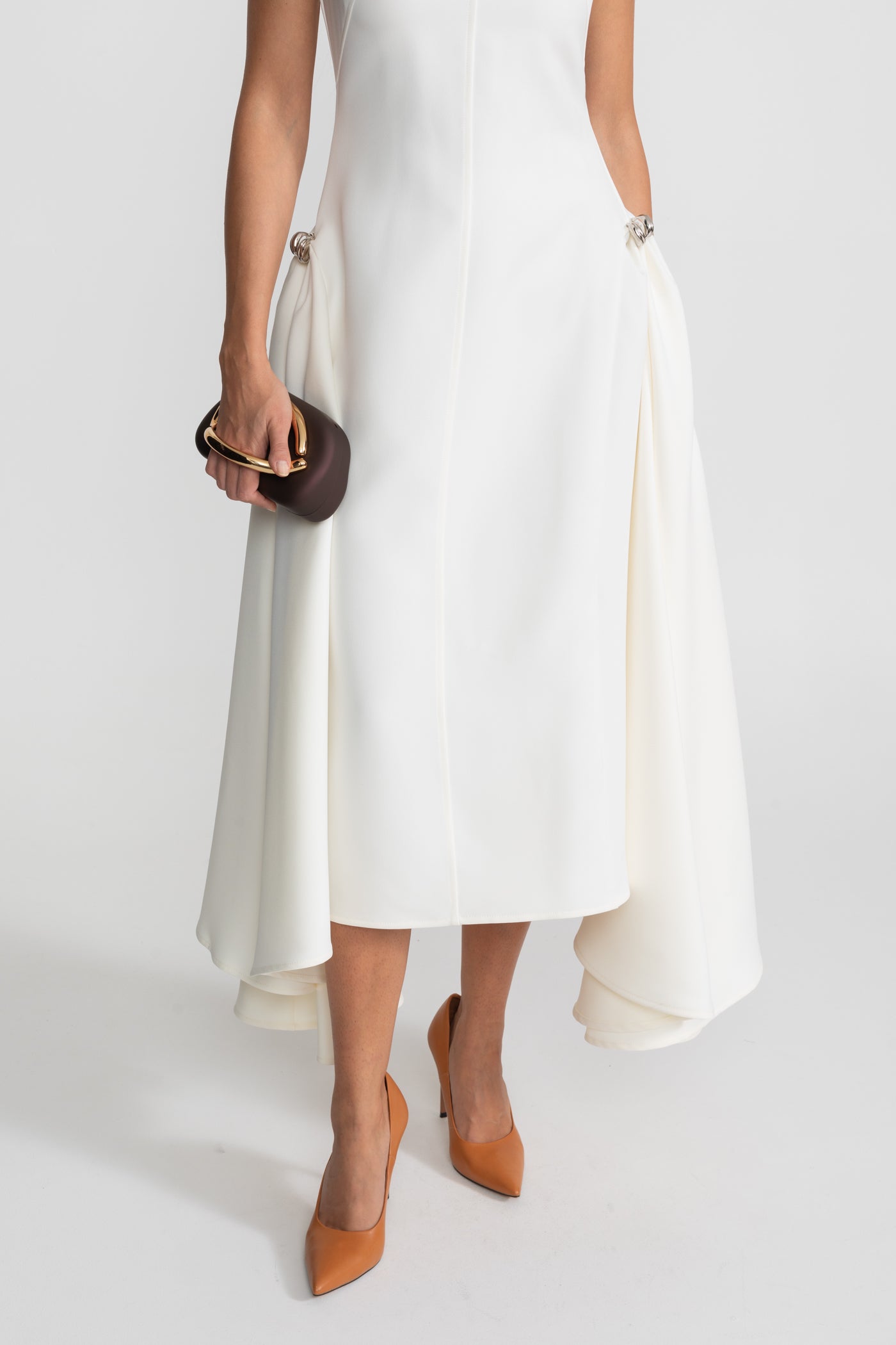 Robe Midi Structurée avec Ourlet Asymétrique et Détails en Anneau Métallique - Blanc