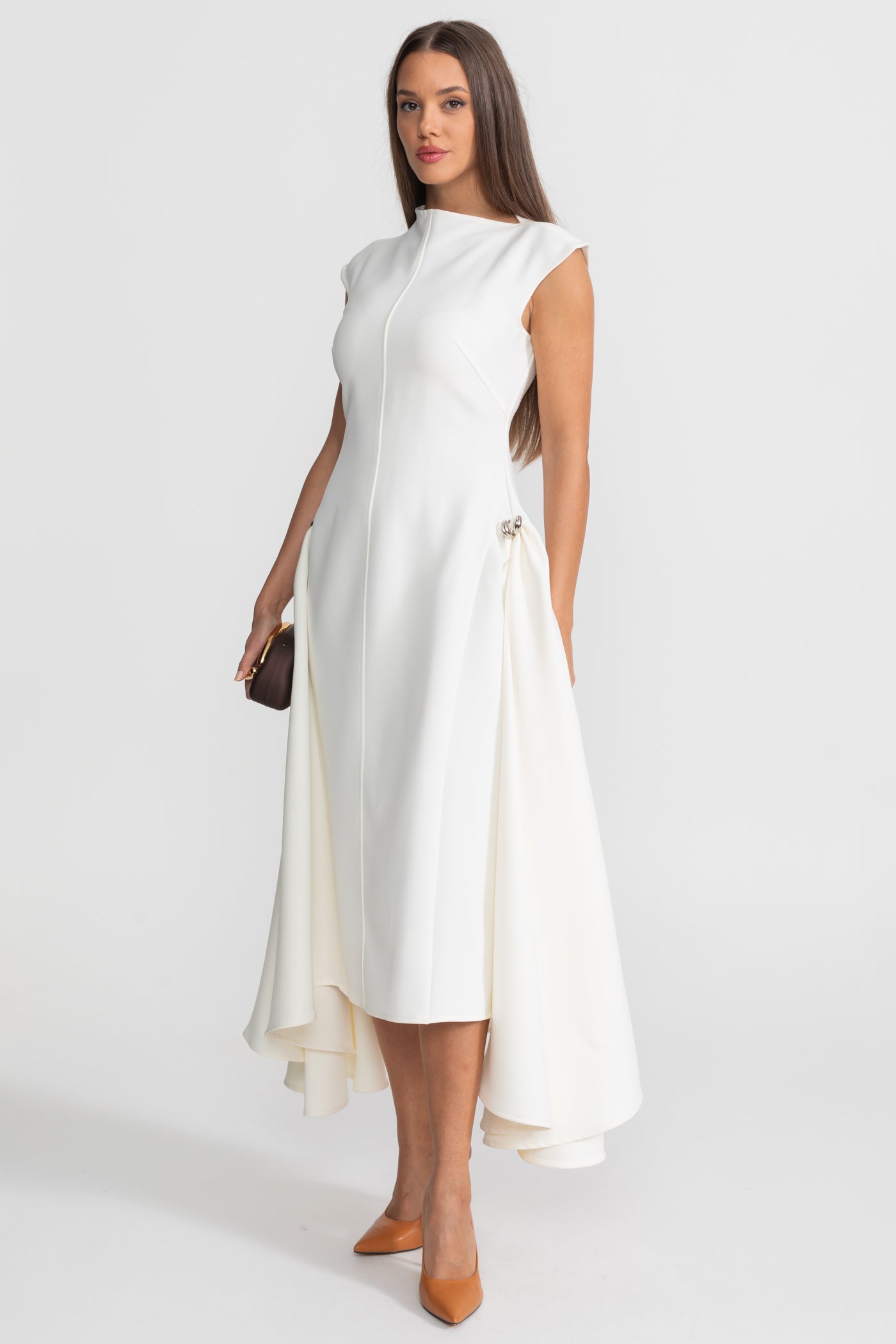 Robe Midi Structurée avec Ourlet Asymétrique et Détails en Anneau Métallique - Blanc