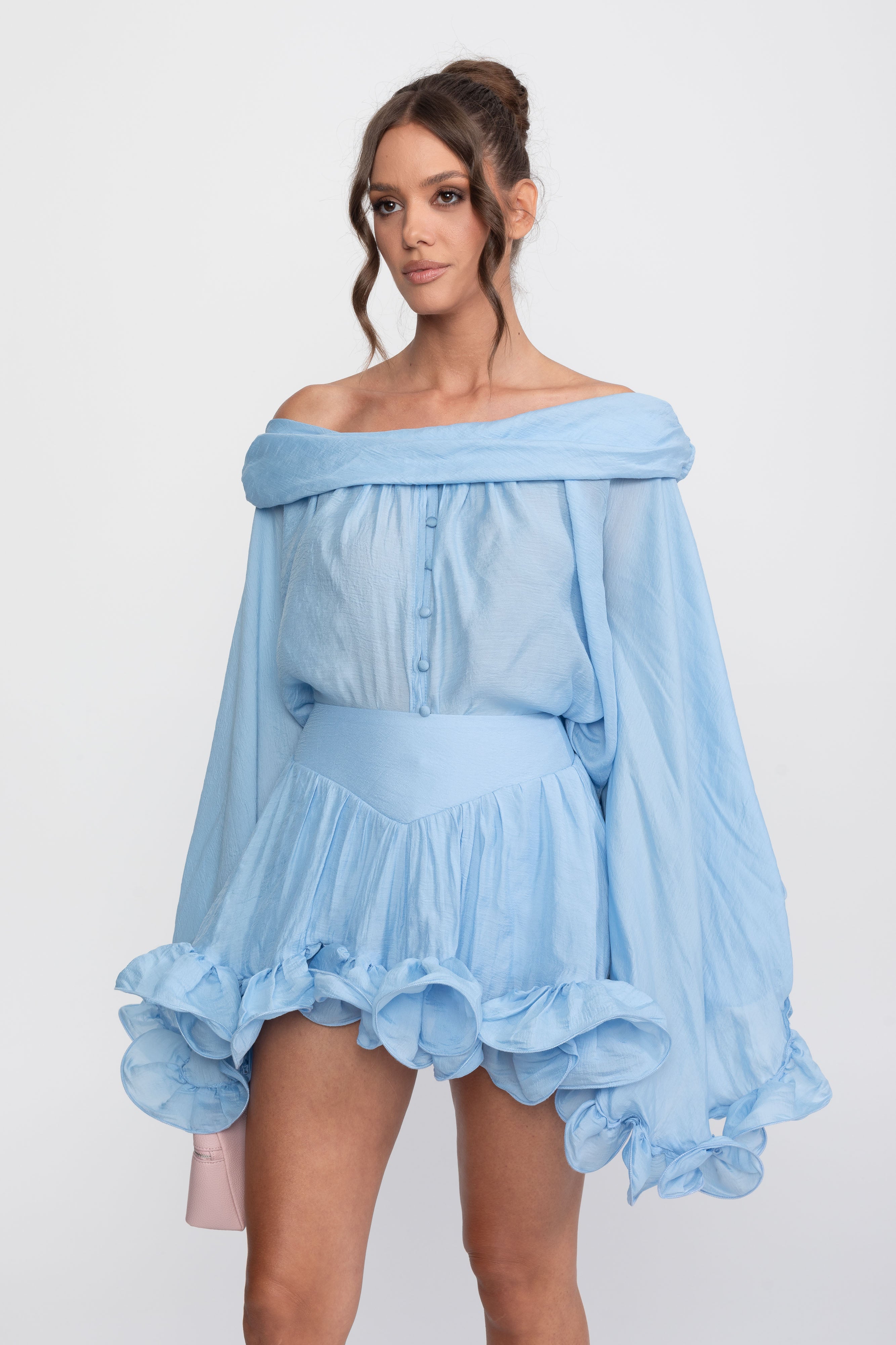 Mini-robe à épaules dénudées avec ourlet à volants et manches longues - Light Blue