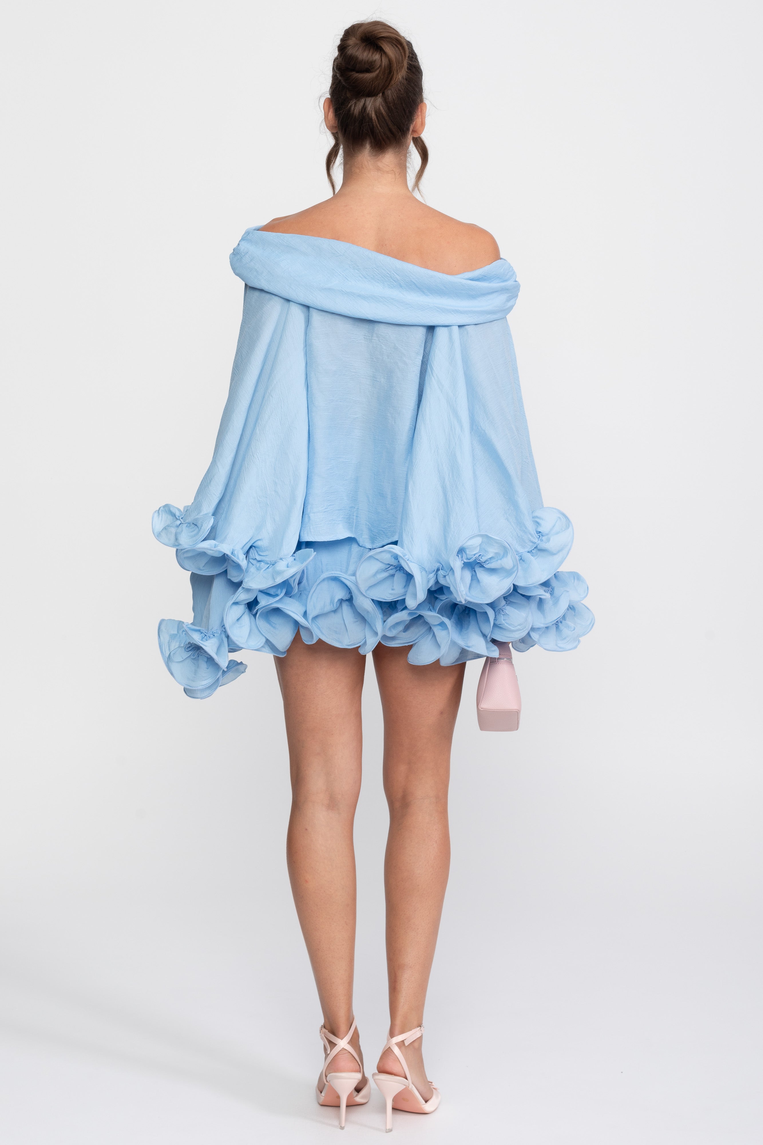 Mini-robe à épaules dénudées avec ourlet à volants et manches longues - Light Blue