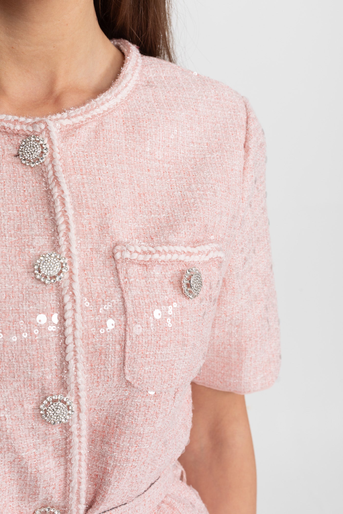 Robe midi en tweed ornée avec jupe plissée en chiffon – Blush Pink