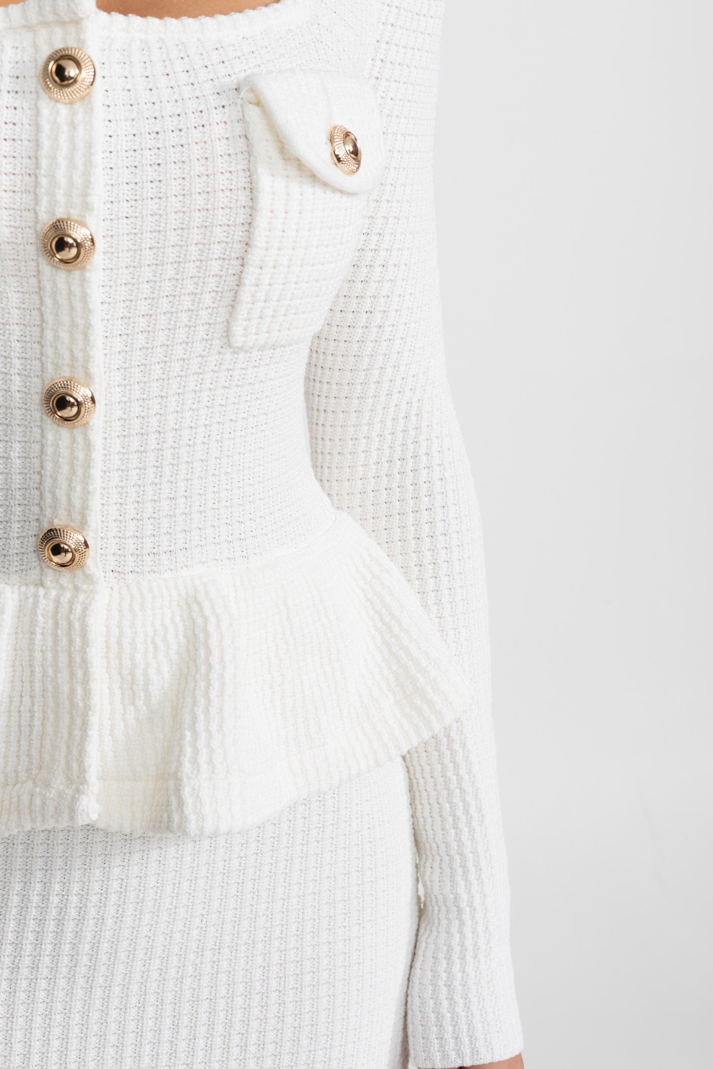 Robe en maille texturée avec taille à basque et boutons dorés - Blanc