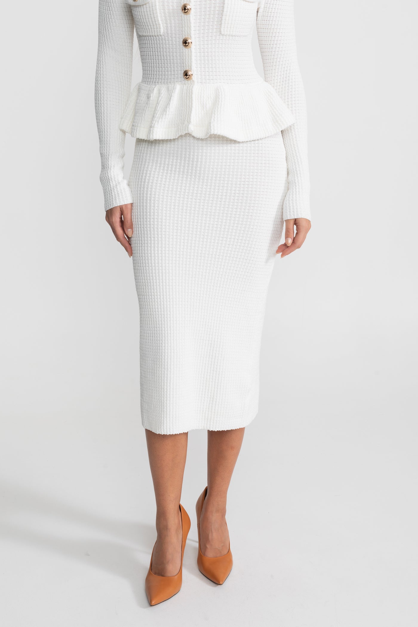 Robe en maille texturée avec taille à basque et boutons dorés - Blanc