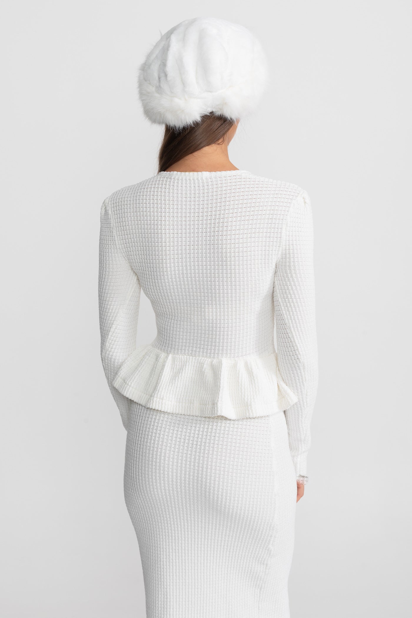 Robe en maille texturée avec taille à basque et boutons dorés - Blanc