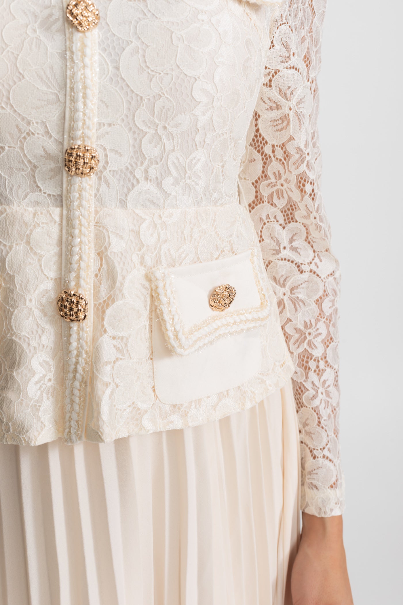 Robe midi en dentelle et plissée avec détails de boutons dorés - Ivoire