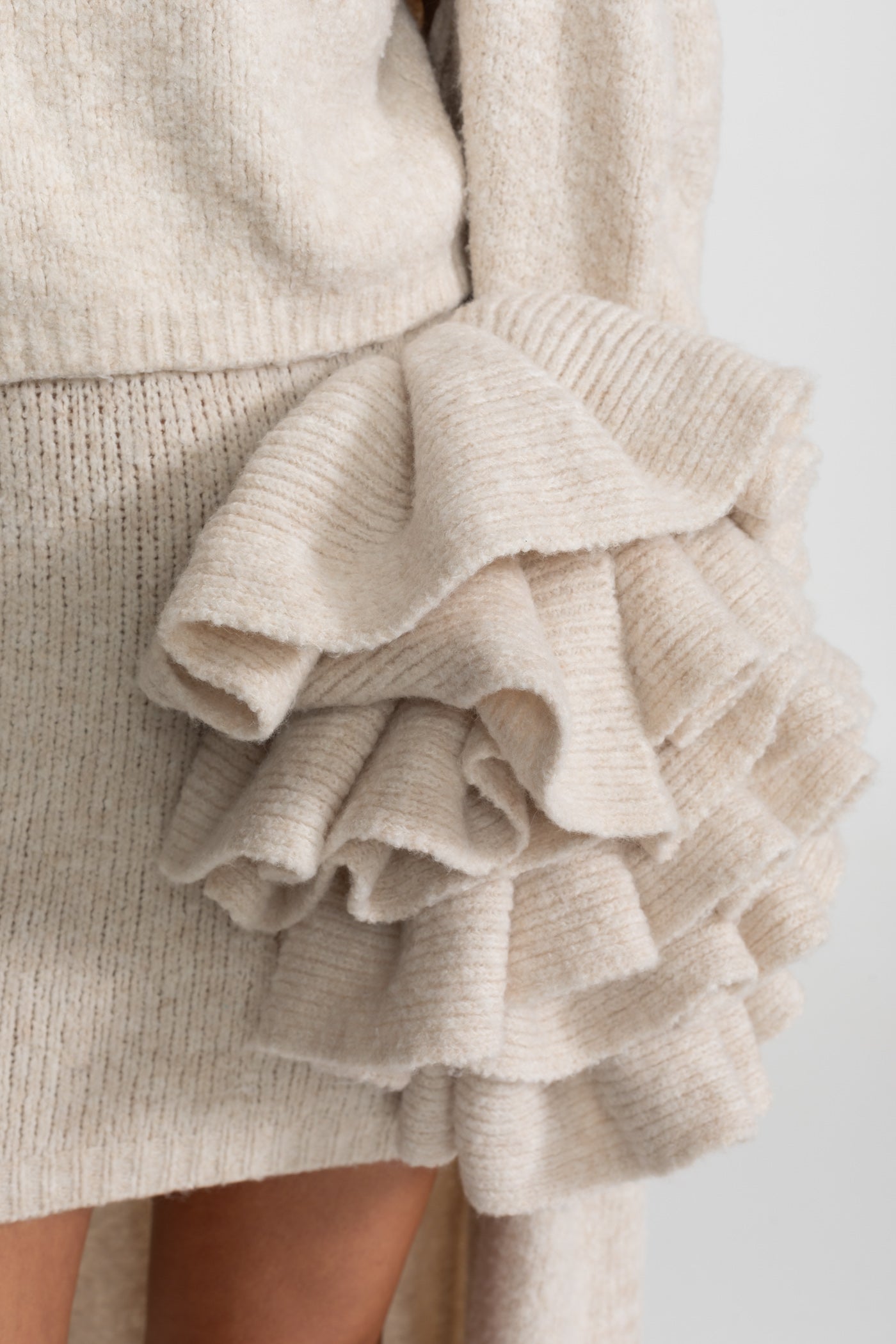 Ensemble tricoté trois pièces avec détails volumineux sculpturaux - Beige