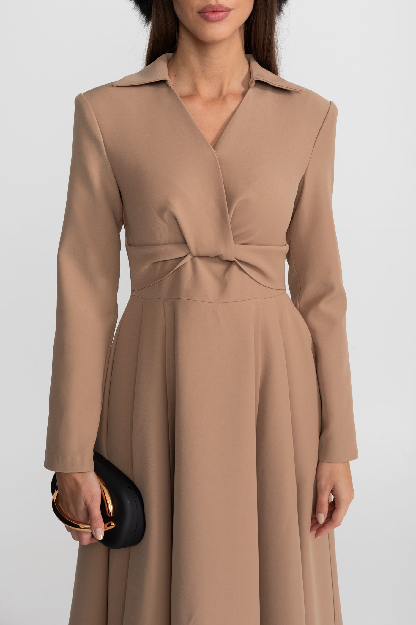 Robe à manches longues avec détail noué à la taille – Camel