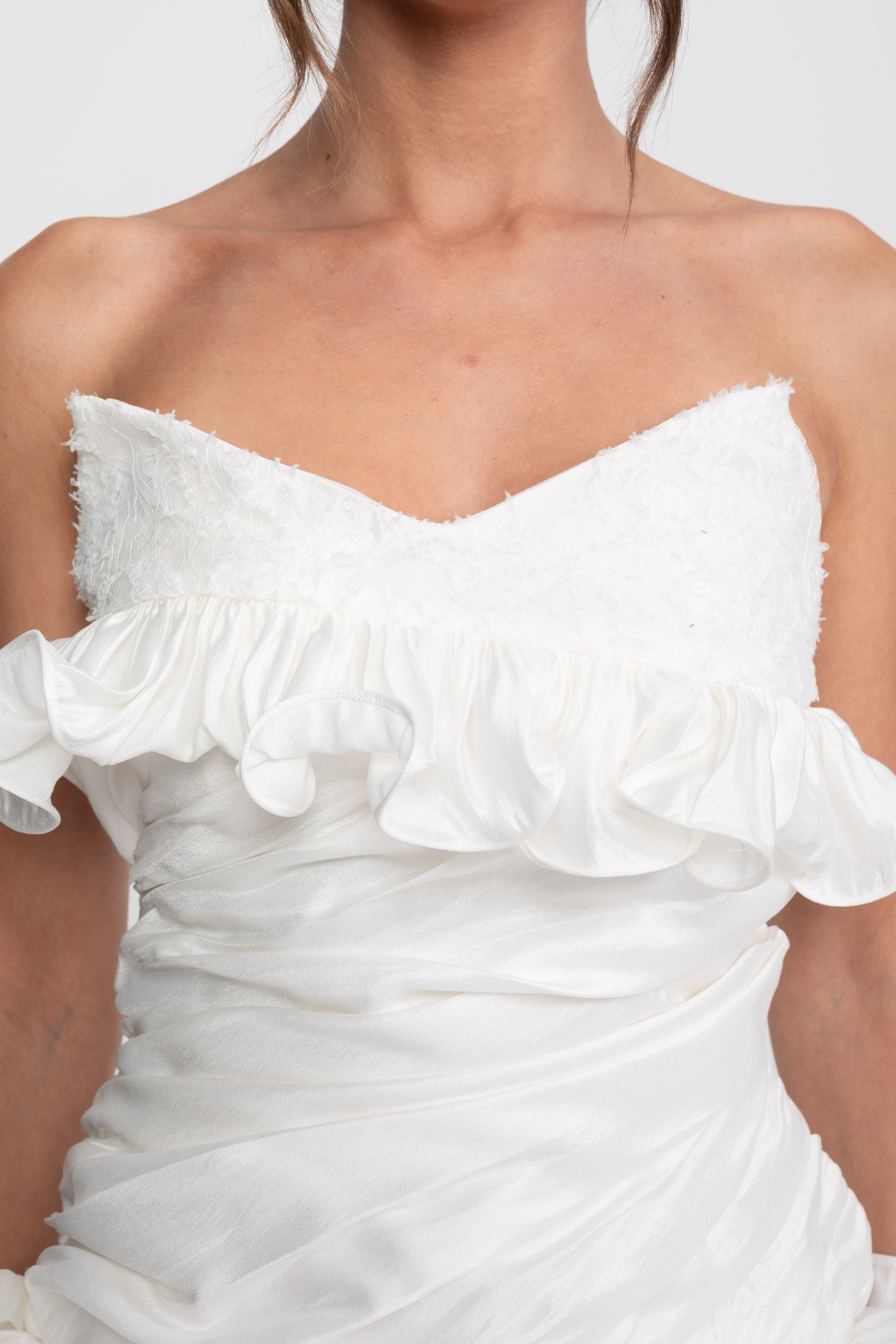 Mini-robe bustier à volants avec décolleté en cœur - Blanc