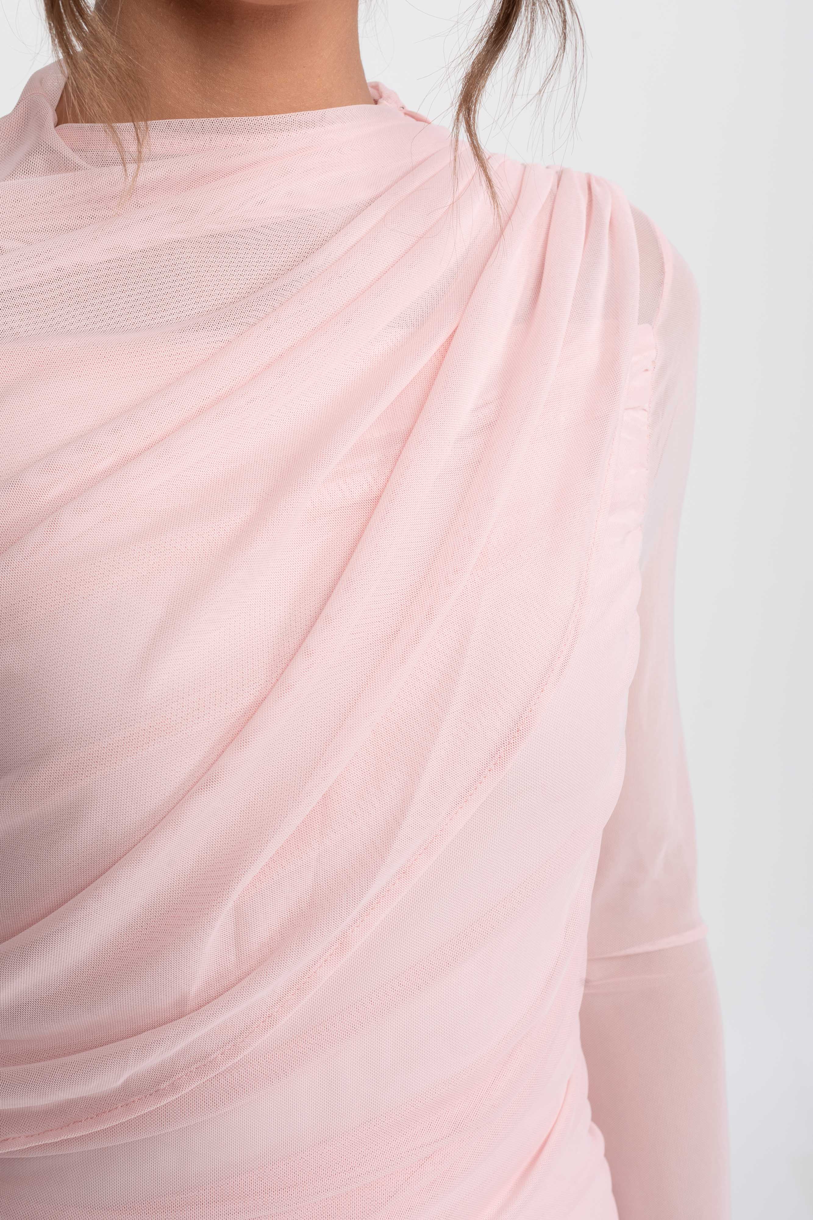 Robe longue à épaule drapée avec jupe transparente - Rose