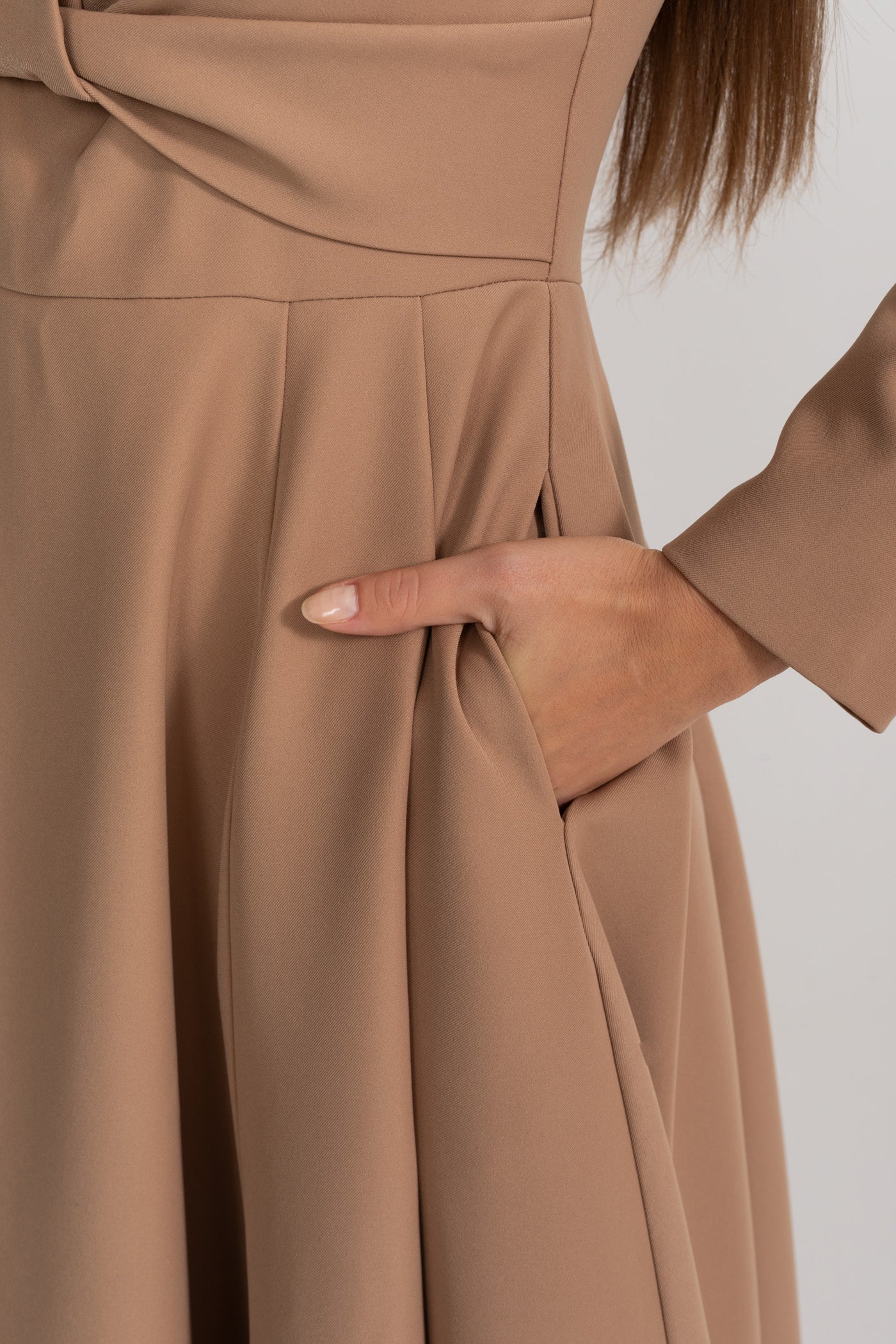 Robe à manches longues avec détail noué à la taille – Camel