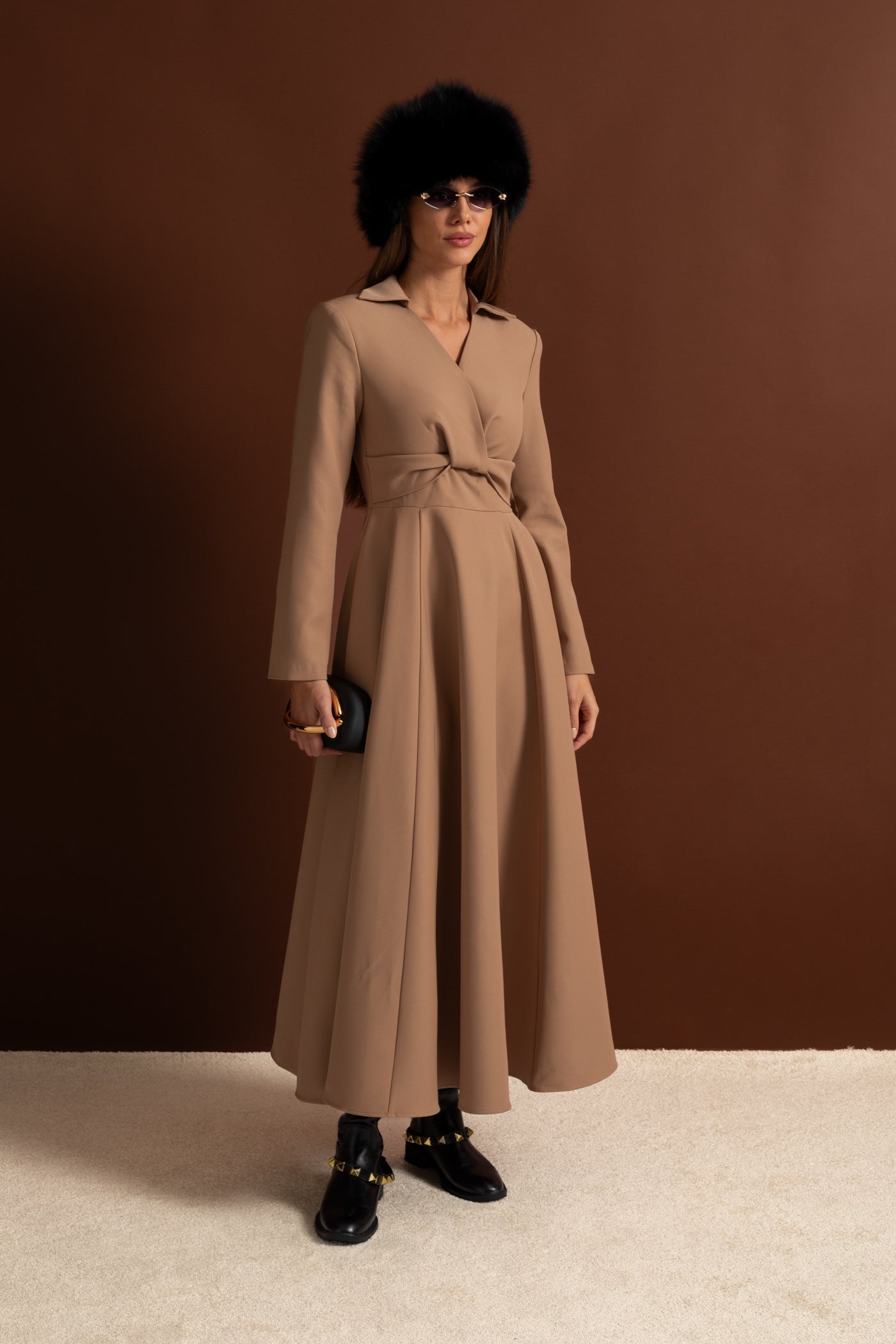 Robe à manches longues avec détail noué à la taille – Camel