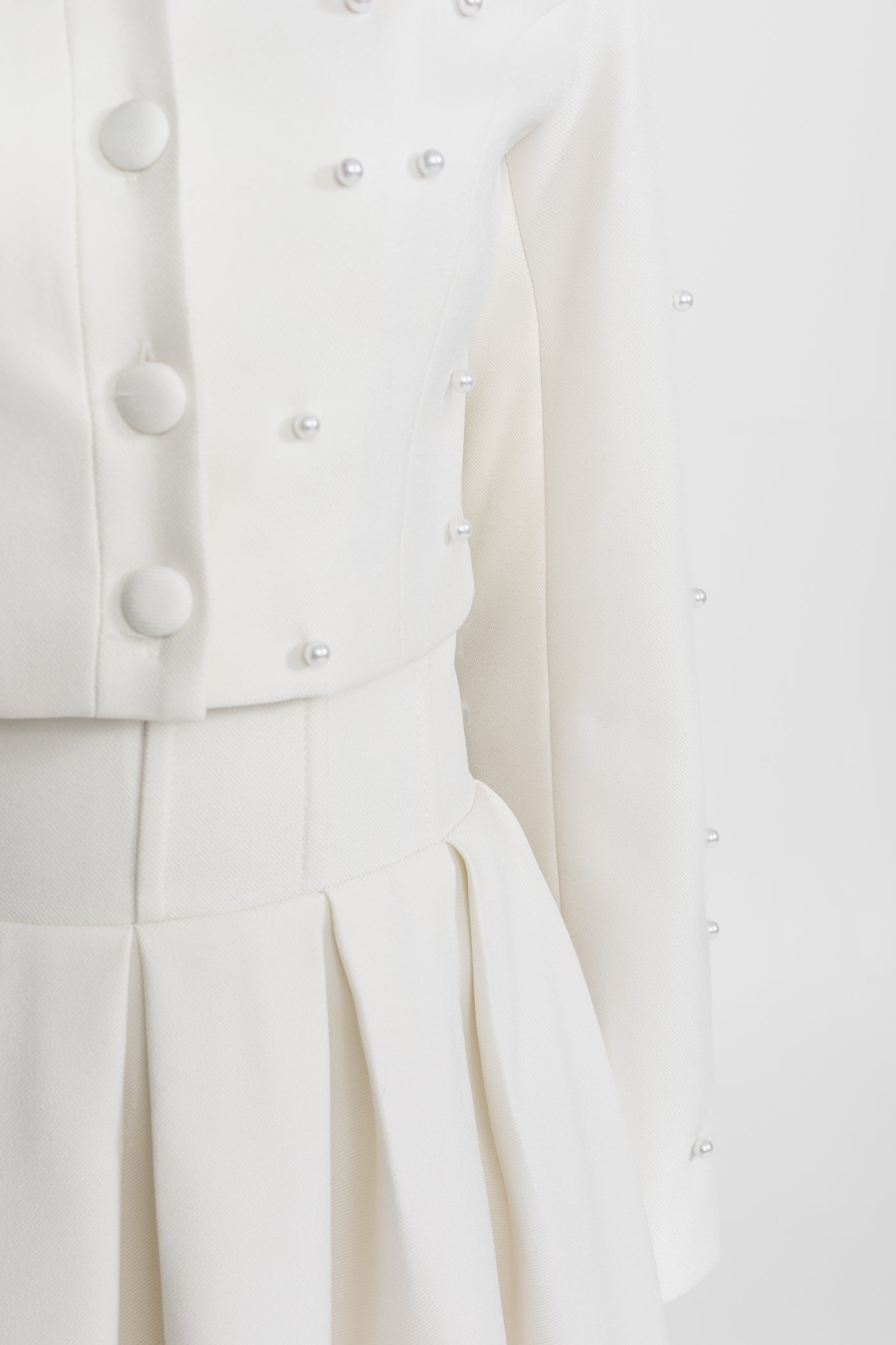 Ensemble coordonné orné de perles avec veste courte et jupe longue – Blanc