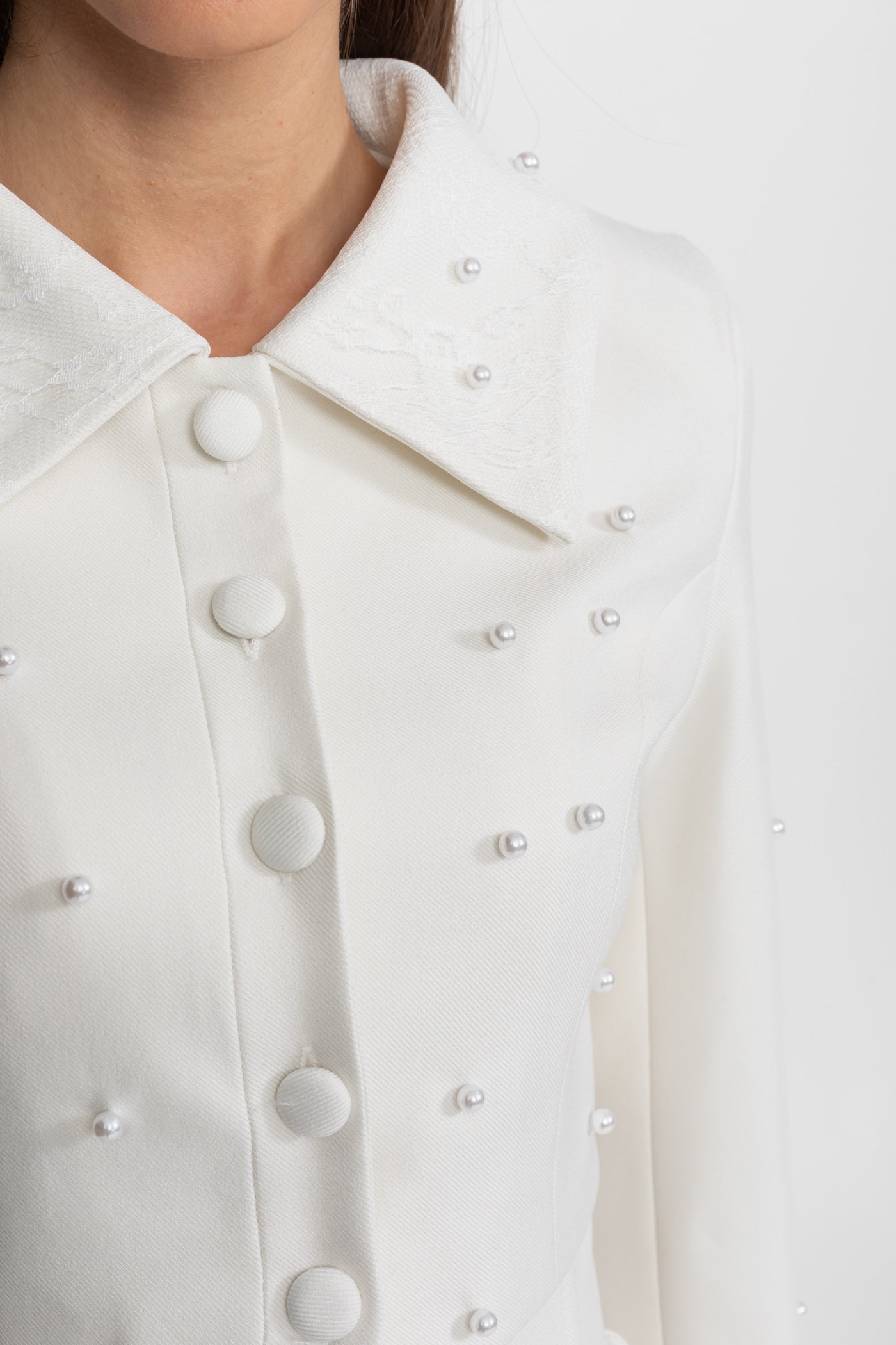 Ensemble coordonné orné de perles avec veste courte et jupe longue – Blanc