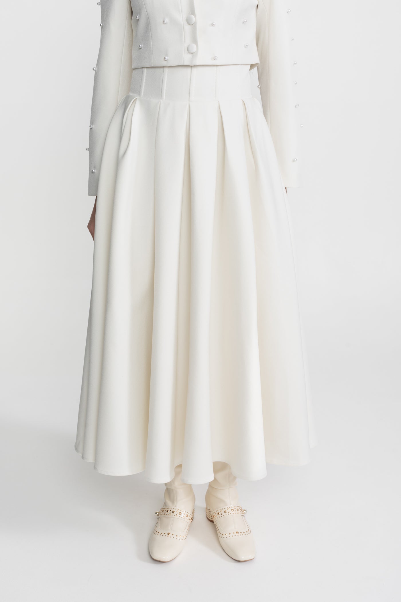 Ensemble coordonné orné de perles avec veste courte et jupe longue – Blanc
