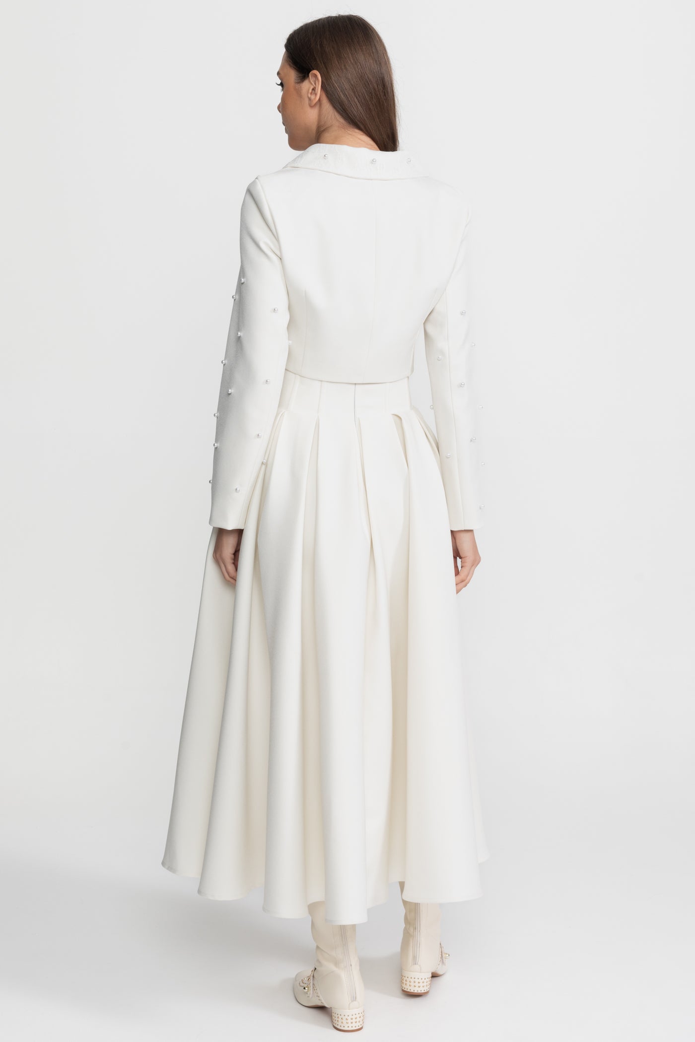 Ensemble coordonné orné de perles avec veste courte et jupe longue – Blanc