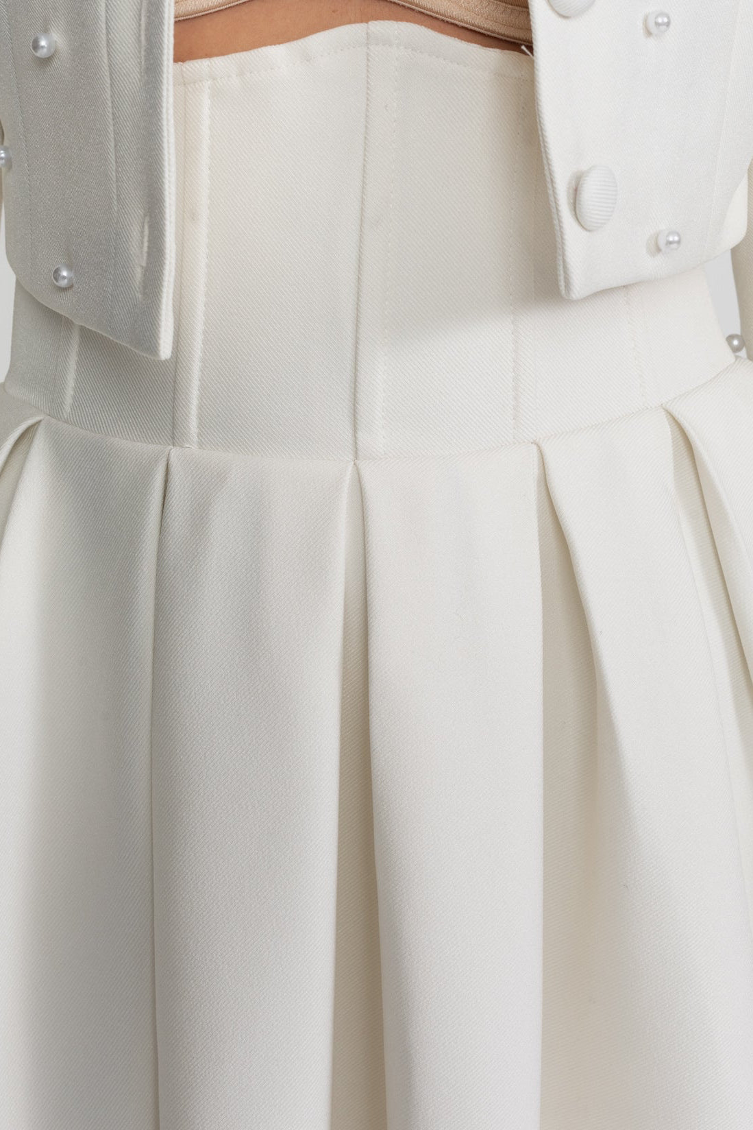 Ensemble coordonné orné de perles avec veste courte et jupe longue – Blanc