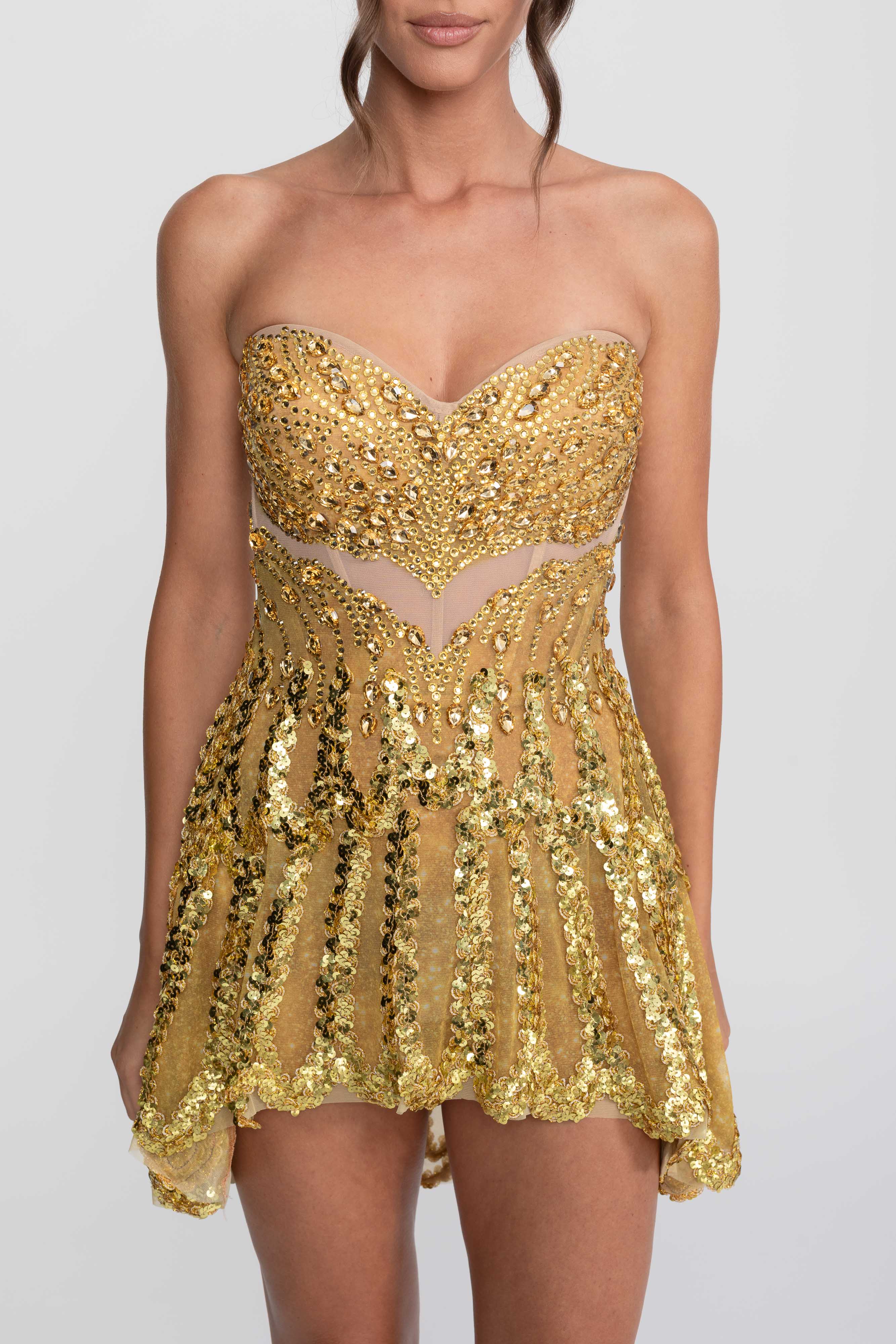 Robe mini ajustée-évasée ornée de bijoux avec décolleté cœur - Or