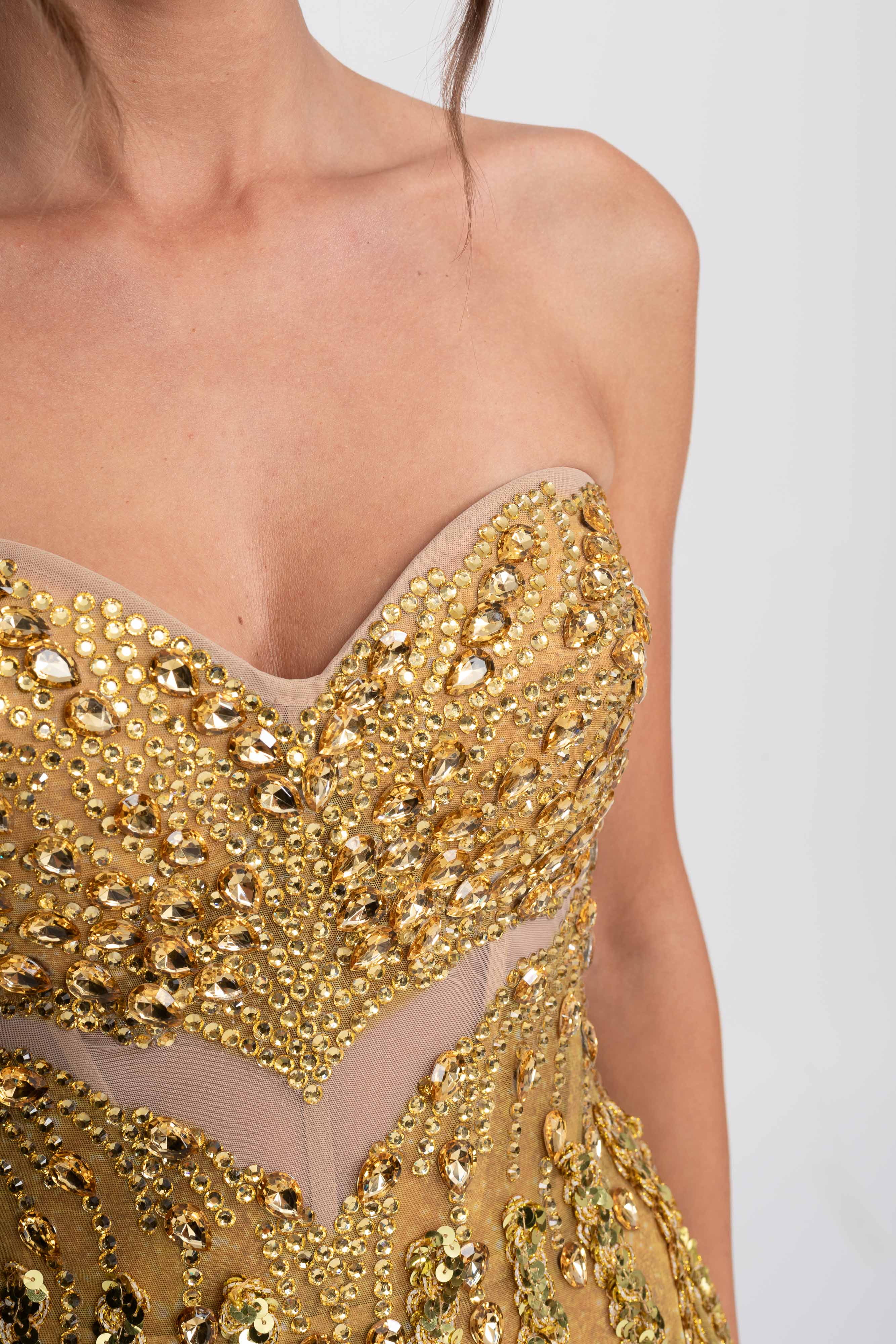 Robe mini ajustée-évasée ornée de bijoux avec décolleté cœur - Or