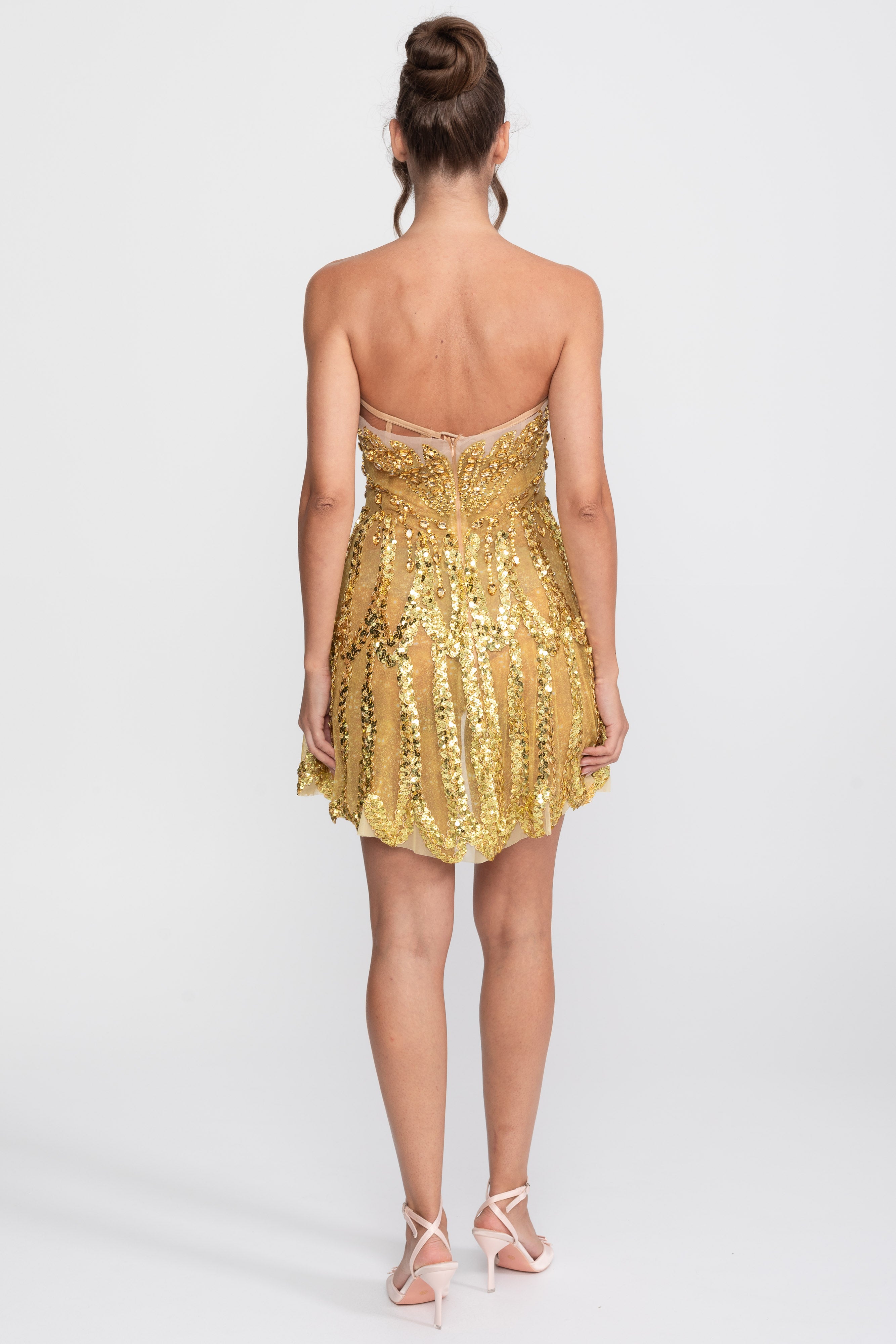 Robe mini ajustée-évasée ornée de bijoux avec décolleté cœur - Or