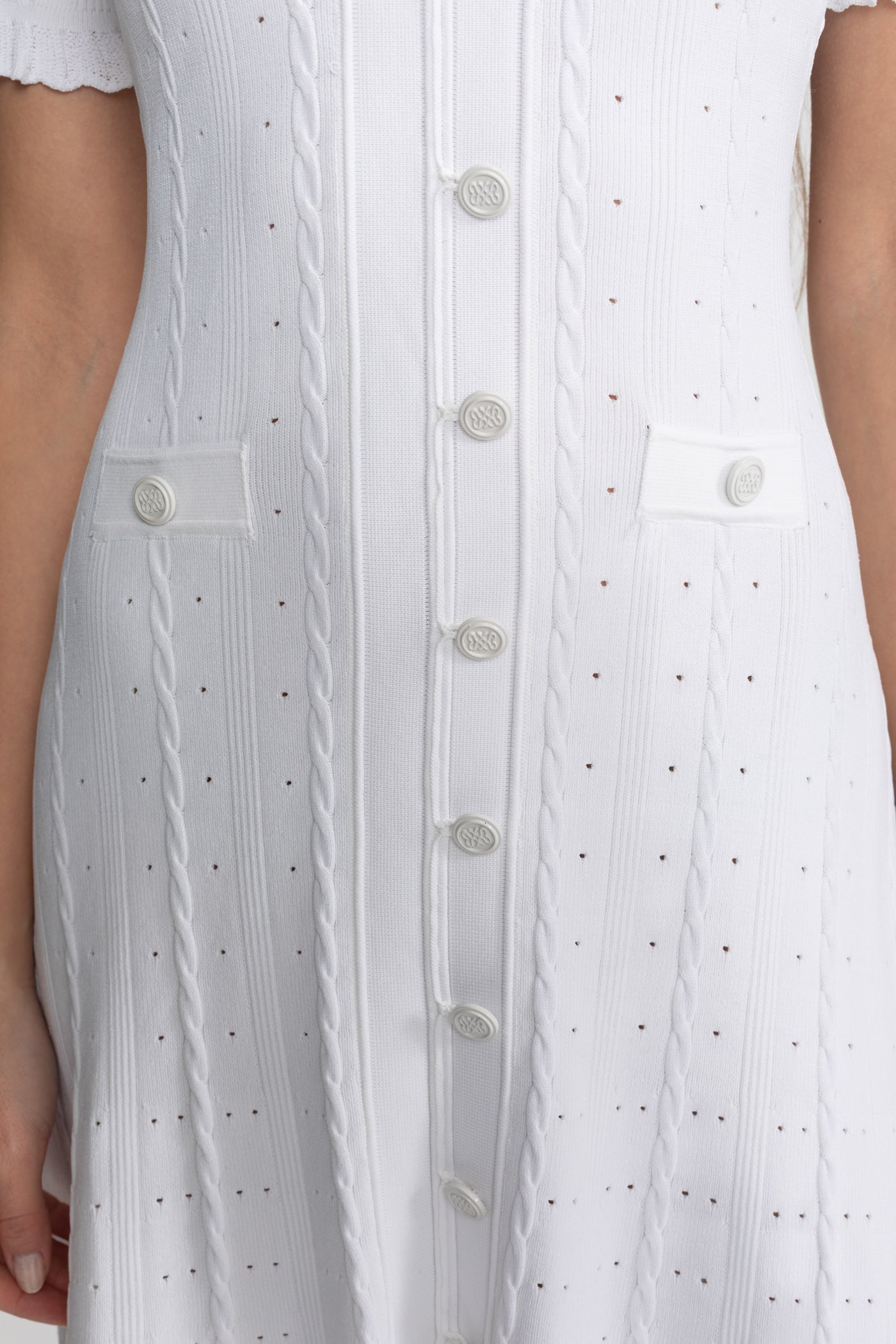 Robe midi en maille boutonnée à l'avant avec manches festonnées – Blanc
