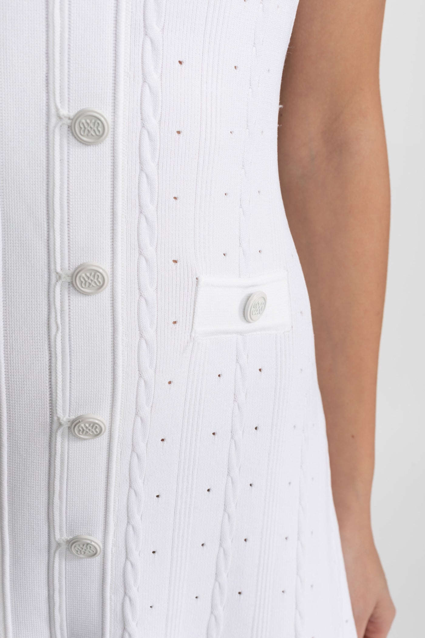 Robe midi en maille boutonnée à l'avant avec manches festonnées – Blanc