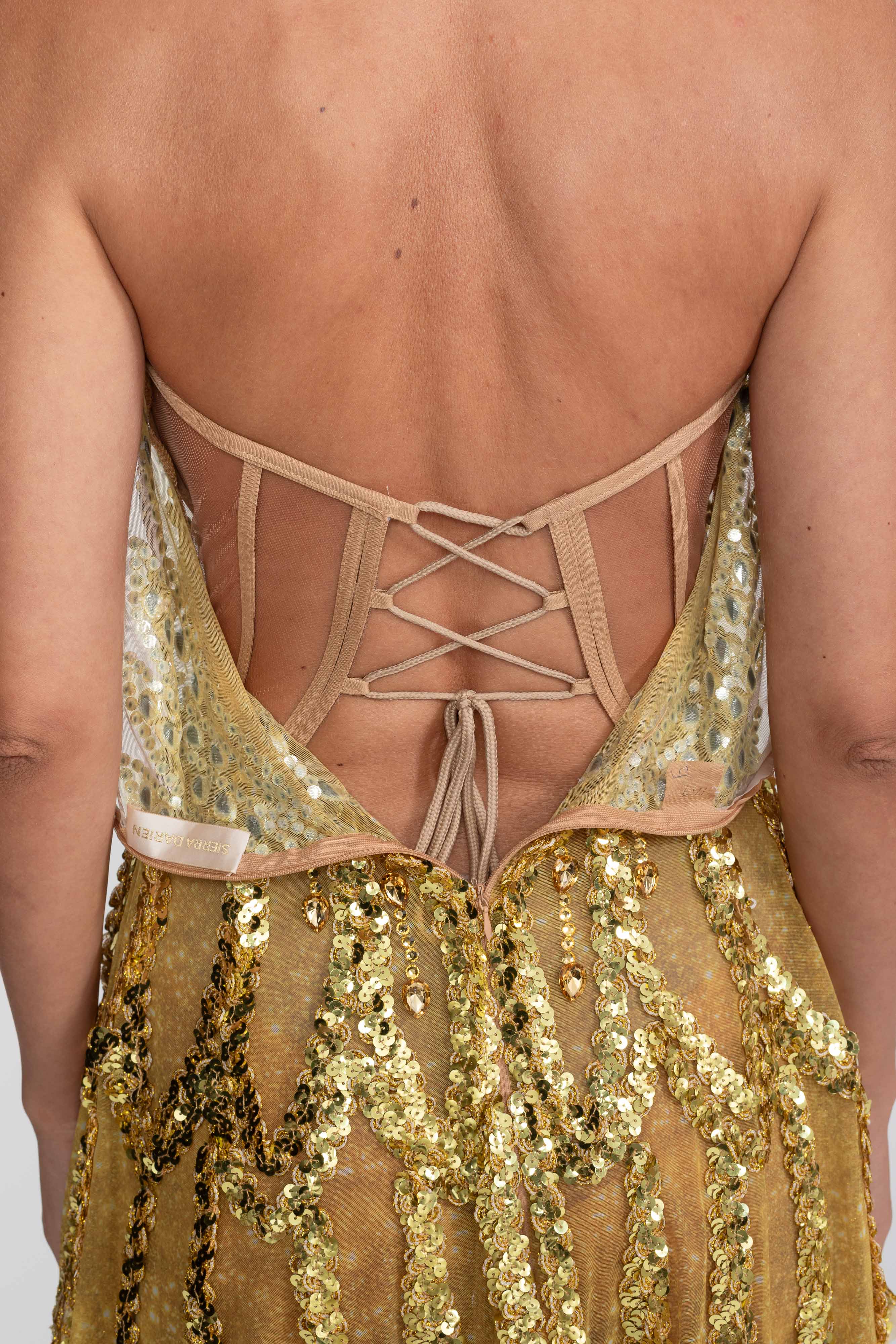 Robe mini ajustée-évasée ornée de bijoux avec décolleté cœur - Or