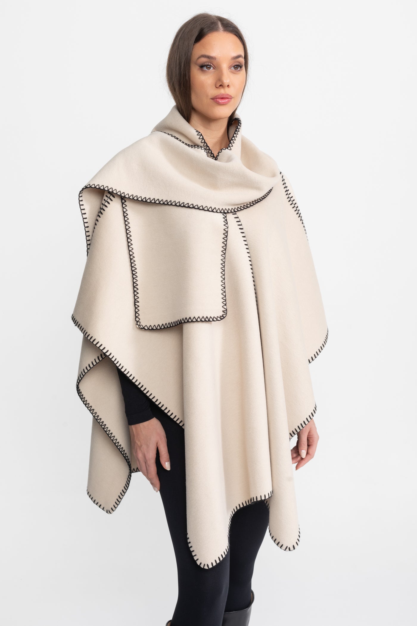 Poncho en mélange de laine avec bordure contrastante en point de surjet – Ivoire