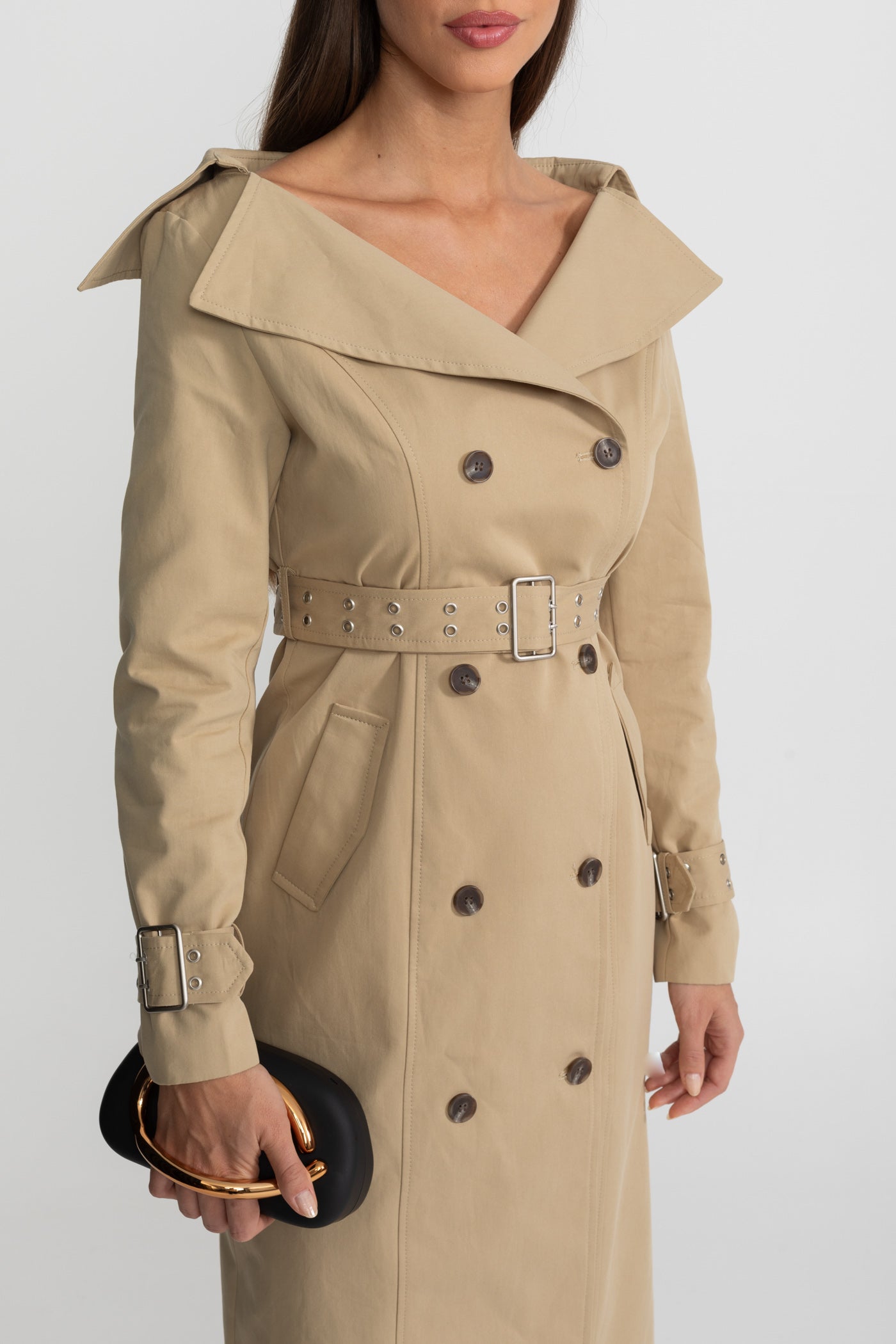 Robe trench-coat croisée à épaules dénudées avec taille ceinturée – Marron