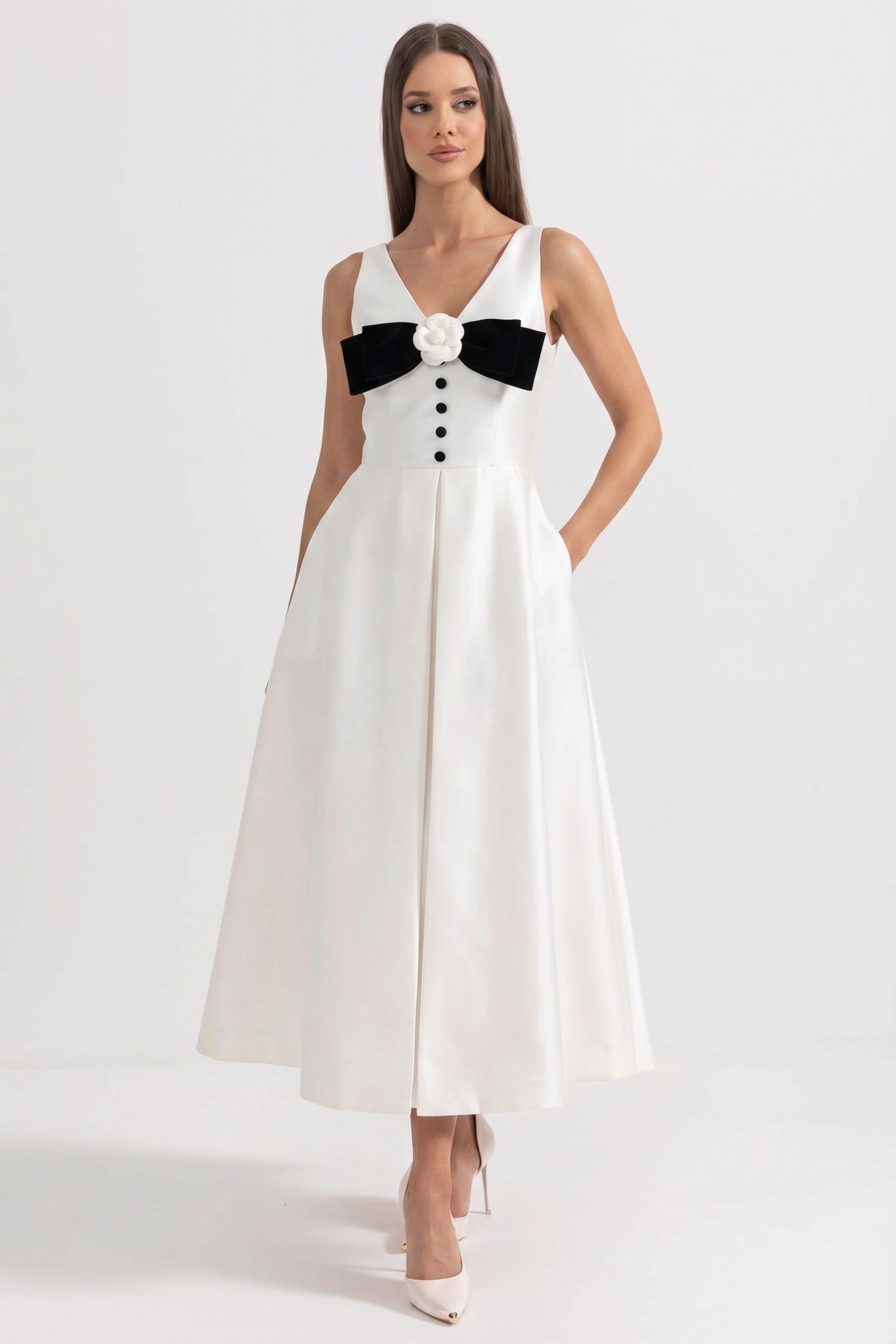 Robe longue à col halter avec nœud noir sur le buste et boutons sur le devant - Blanc