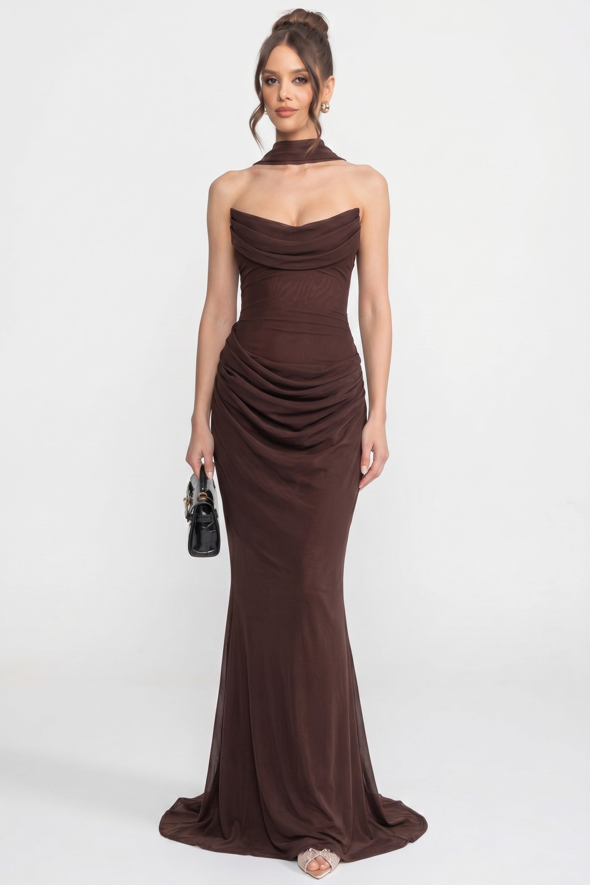 Robe longue drapée sans bretelles avec encolure bénitier et écharpe transparente - Marron
