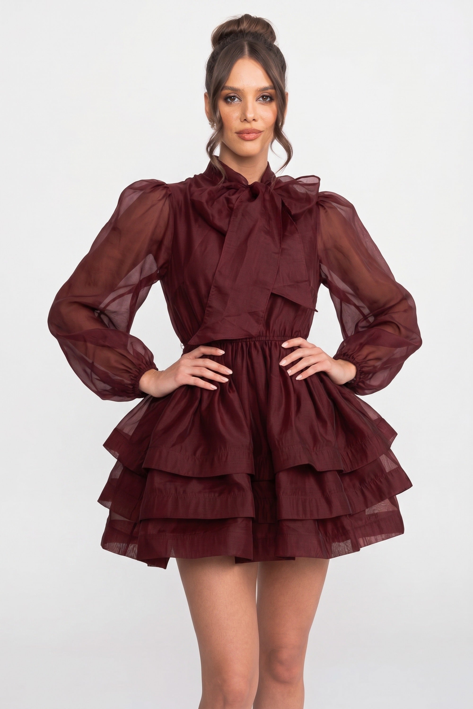 Robe mini à col montant avec manches bouffantes, jupe à volants à étages et nœud - Wine