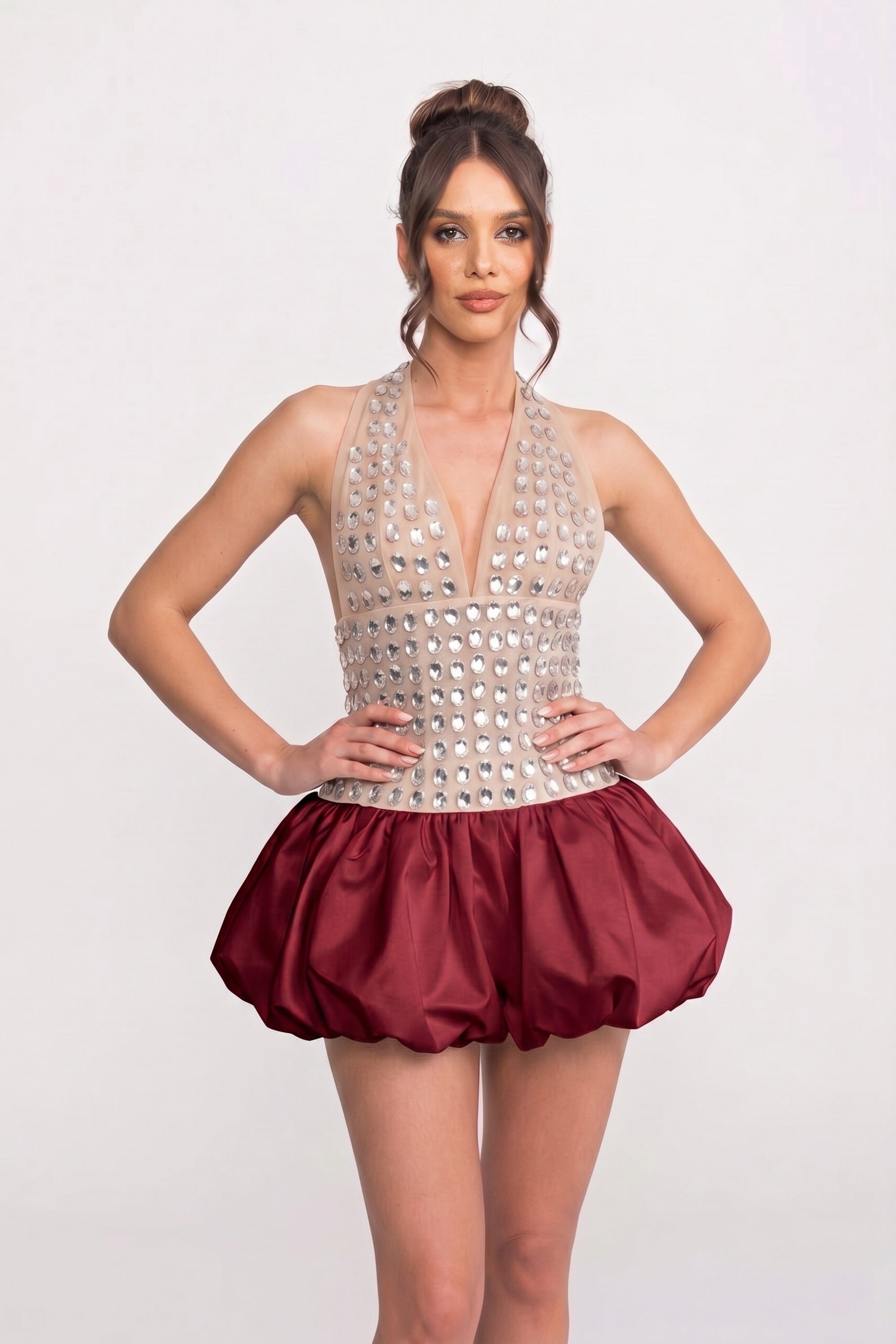 Robe courte à licou ornée de cristaux avec jupe boule - Rouge