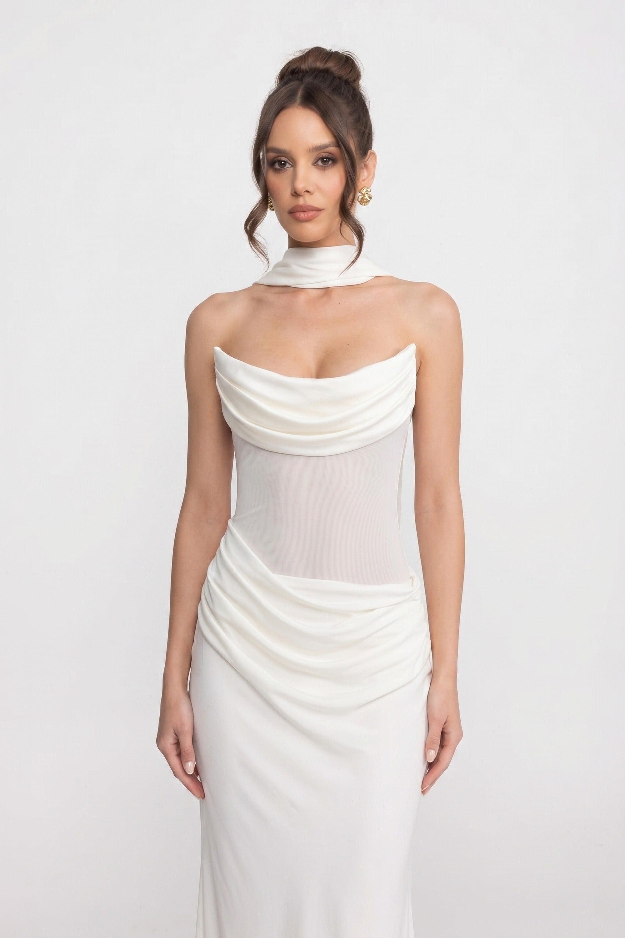 Robe longue drapée bustier avec encolure bénitier et écharpe transparente - blanc