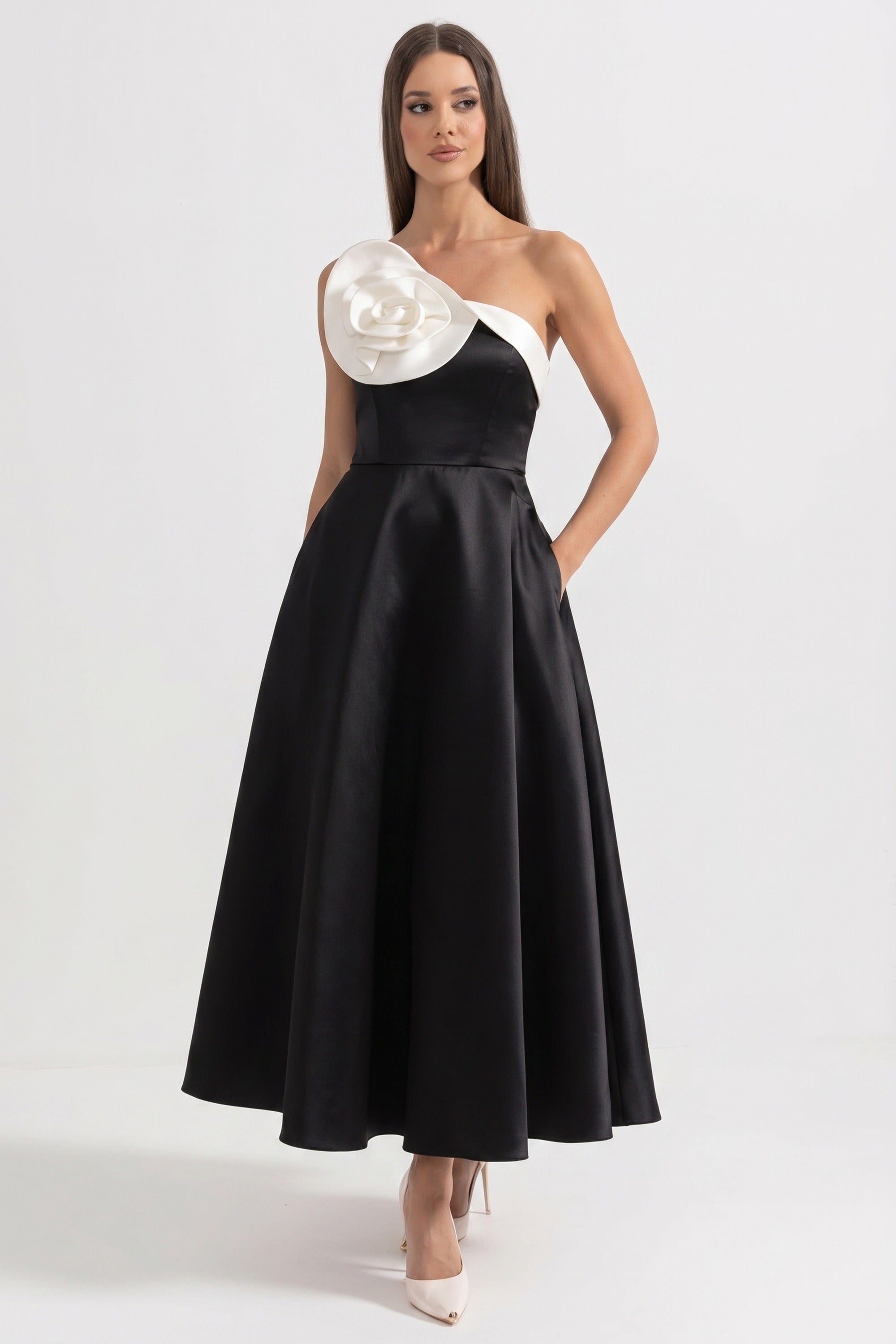 Robe de bal à une seule épaule avec rose 3D oversize et jupe ample - Noir