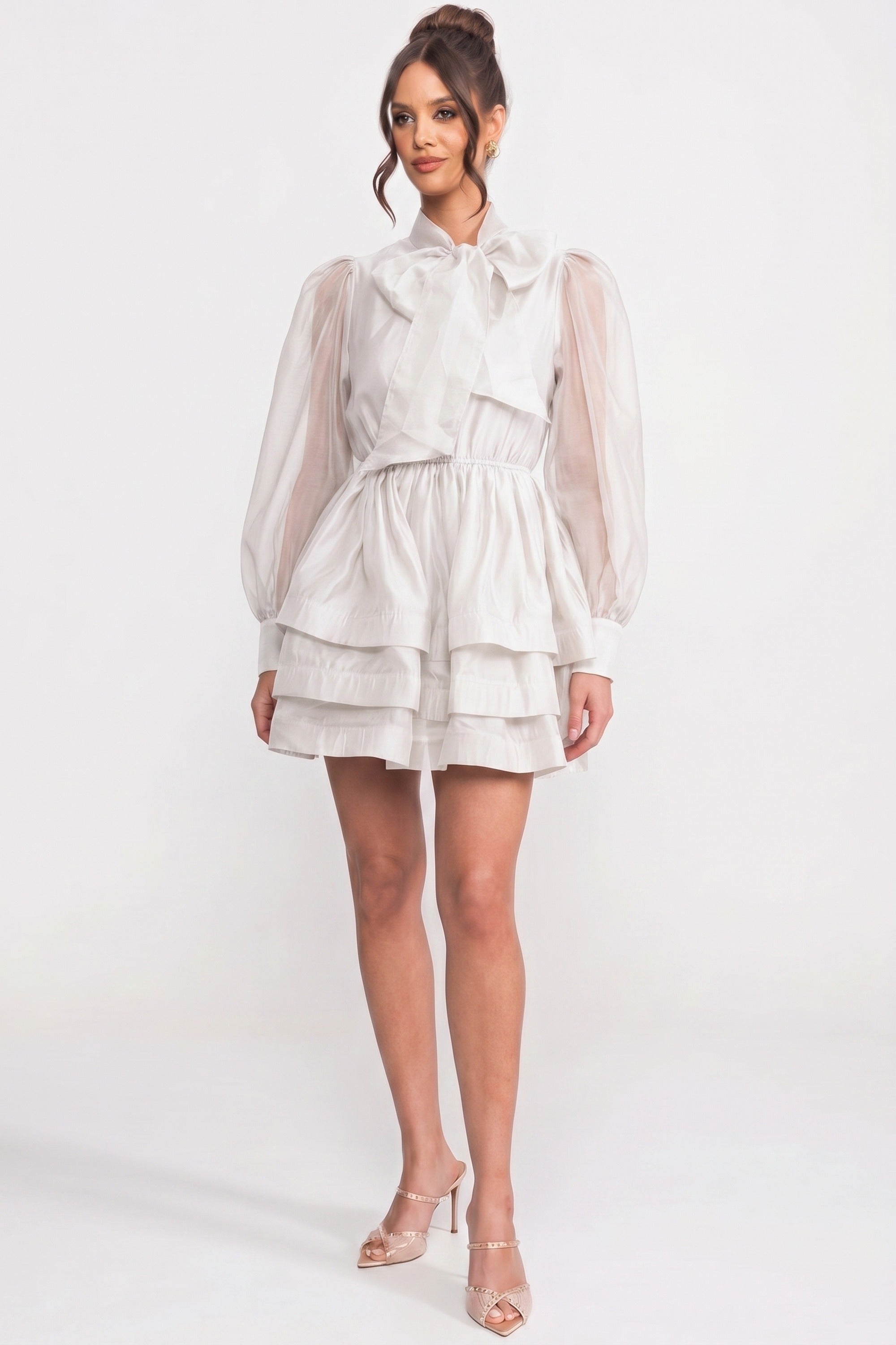 Robe mini à col montant et manches bouffantes avec jupe à volants superposés et nœud - Blanc