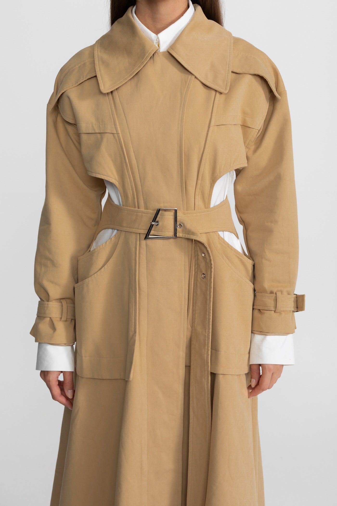 Trench-coat découpé avec taille ceinturée et poches utilitaires - Beige