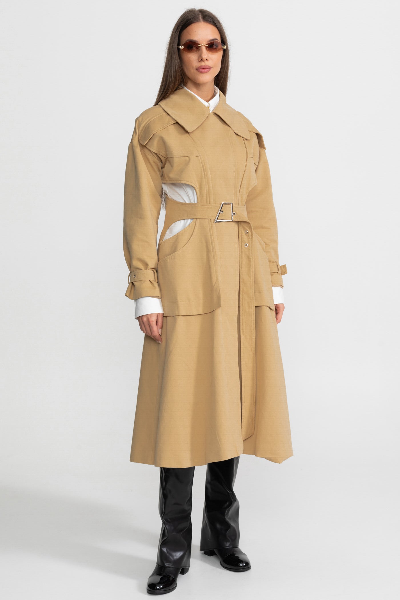 Trench-coat découpé avec taille ceinturée et poches utilitaires - Beige
